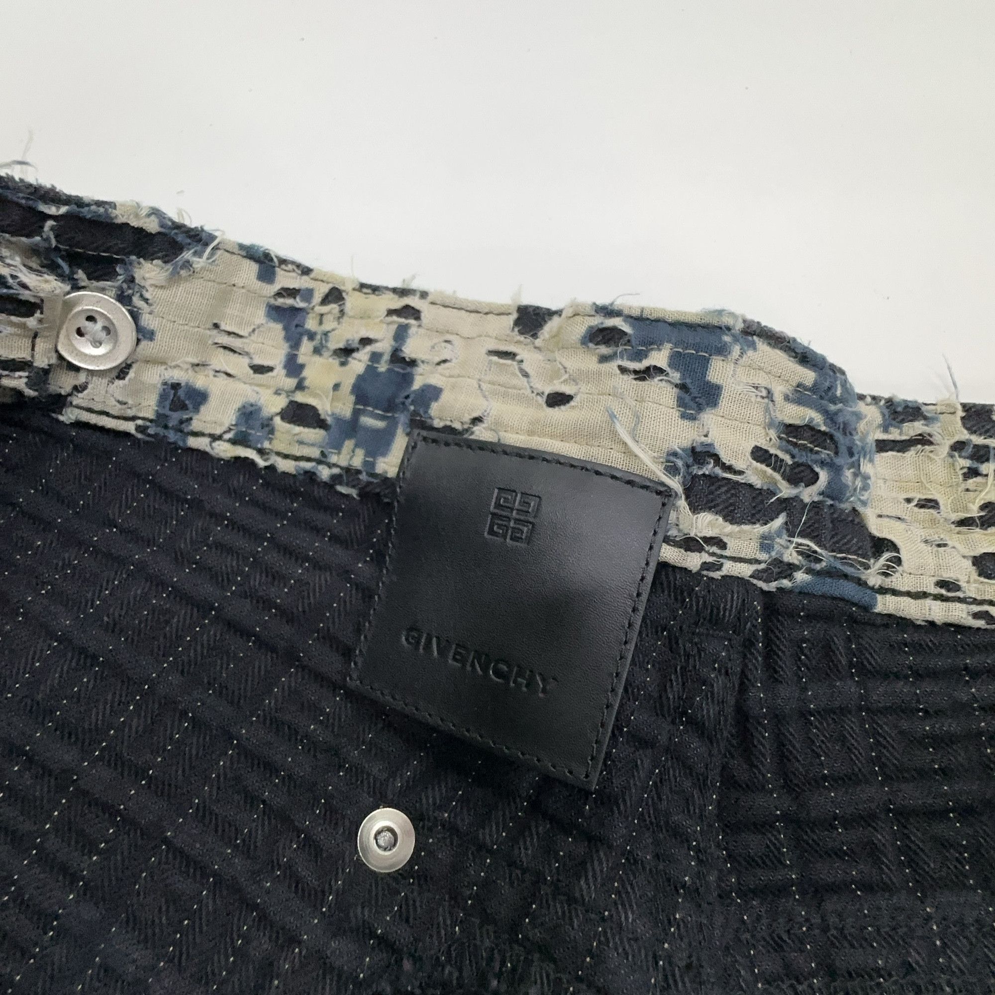 Givenchy Givenchy Distressed Pattern Denim Jeans 32 Size US 32 / EU 48 - 4 Thumbnail