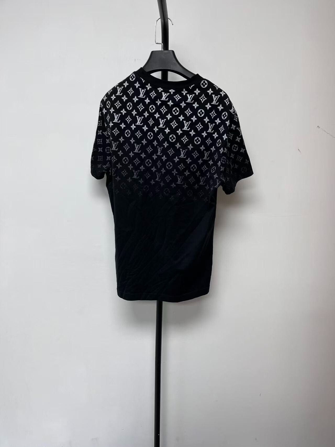 Louis Vuitton Louis Vuitton Gradient Monogram T-Shirt S Size US S / EU 44-46 / 1 - 3 Thumbnail