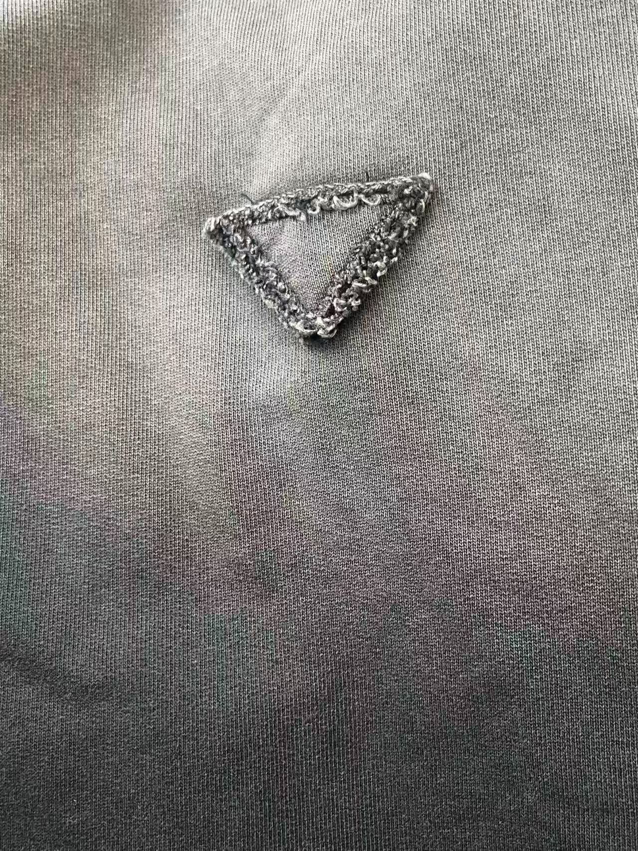 Prada Prada Gradient Triangle Logo Sweatshirt Size XL Size US XL / EU 56 / 4 - 4 Thumbnail