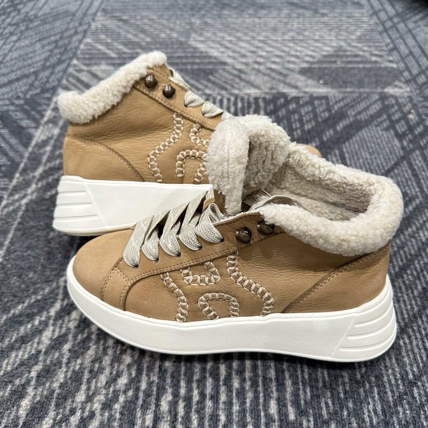 Hogan Hogan Shearling Lined Hi-Top Sneakers Size 35 Size US 5 / IT 35 - 5 Thumbnail