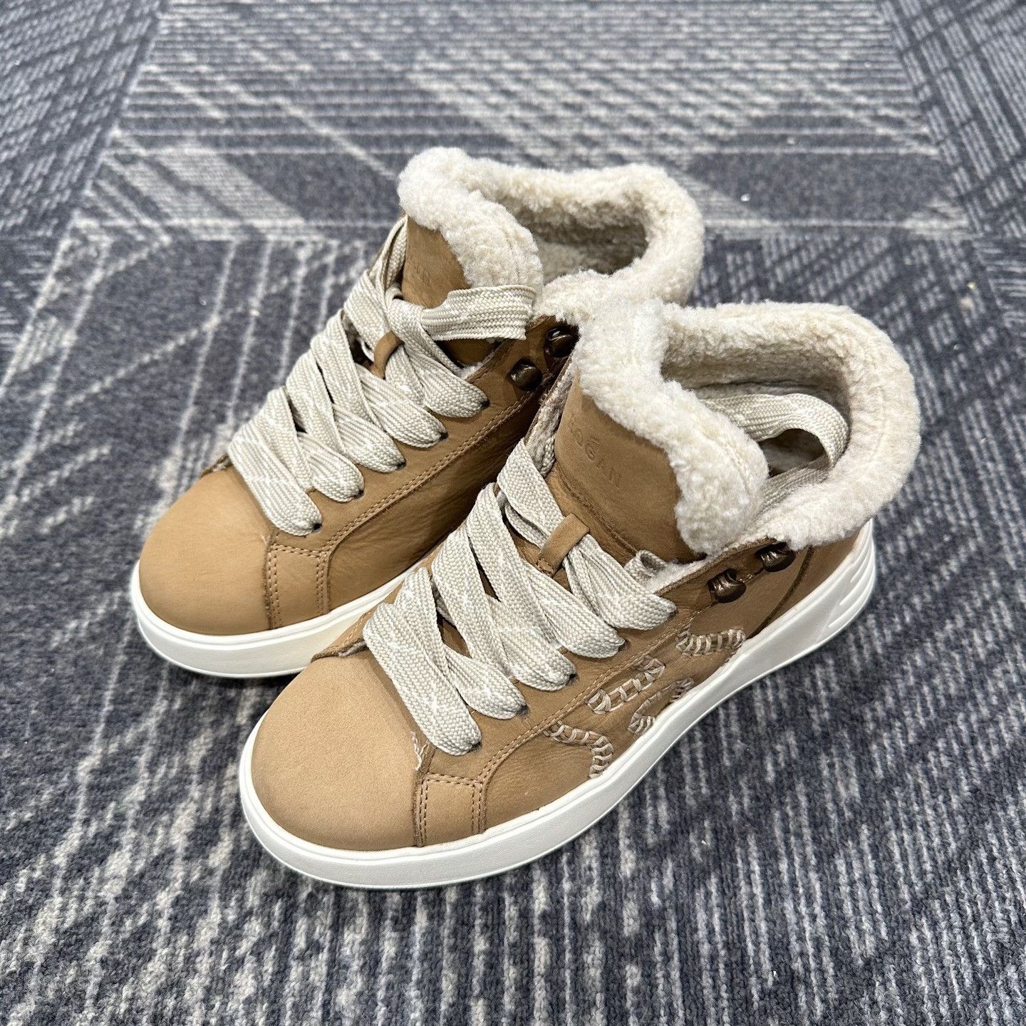 Hogan Hogan Shearling Lined Hi-Top Sneakers Size 35 Size US 5 / IT 35 - 2 Thumbnail