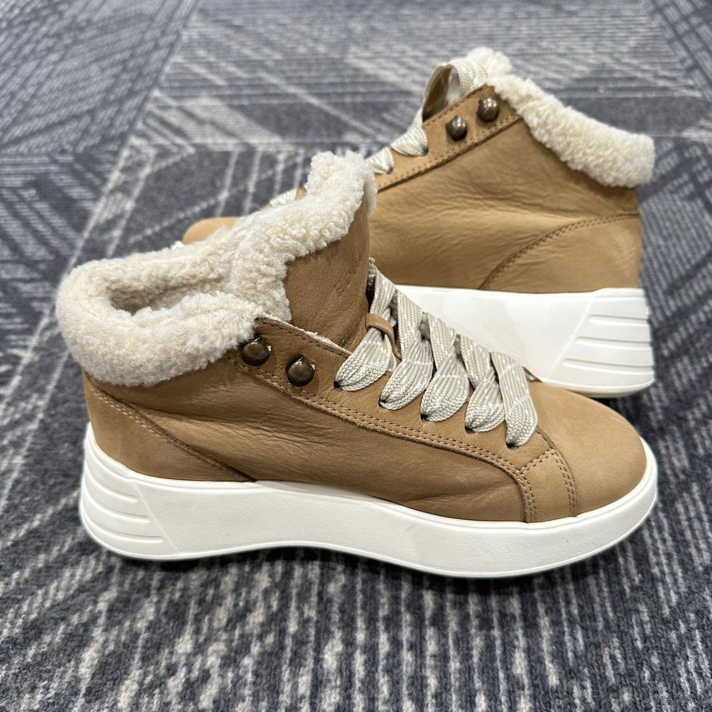 Hogan Hogan Shearling Lined Hi-Top Sneakers Size 35 Size US 5 / IT 35 - 6 Thumbnail