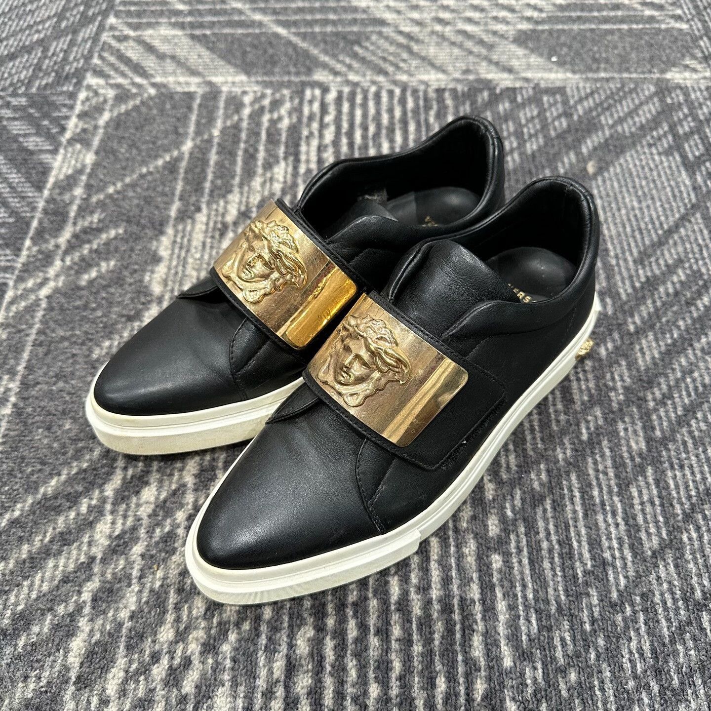 Versace Versace Medusa Gold Plate Leather Sneakers 35 Size US 5 / IT 35 - 2 Thumbnail