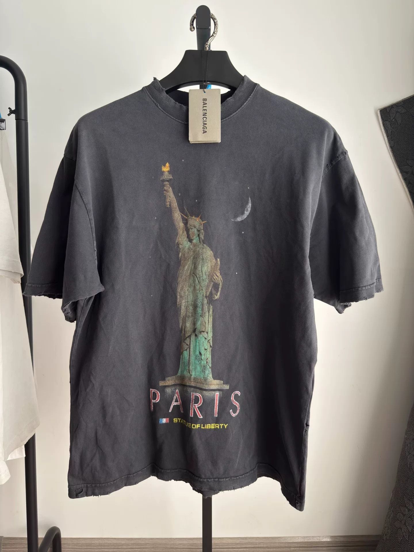 Balenciaga Balenciaga Statue of Liberty T-Shirt XXS Size US XXS / EU 40 - 2 Thumbnail