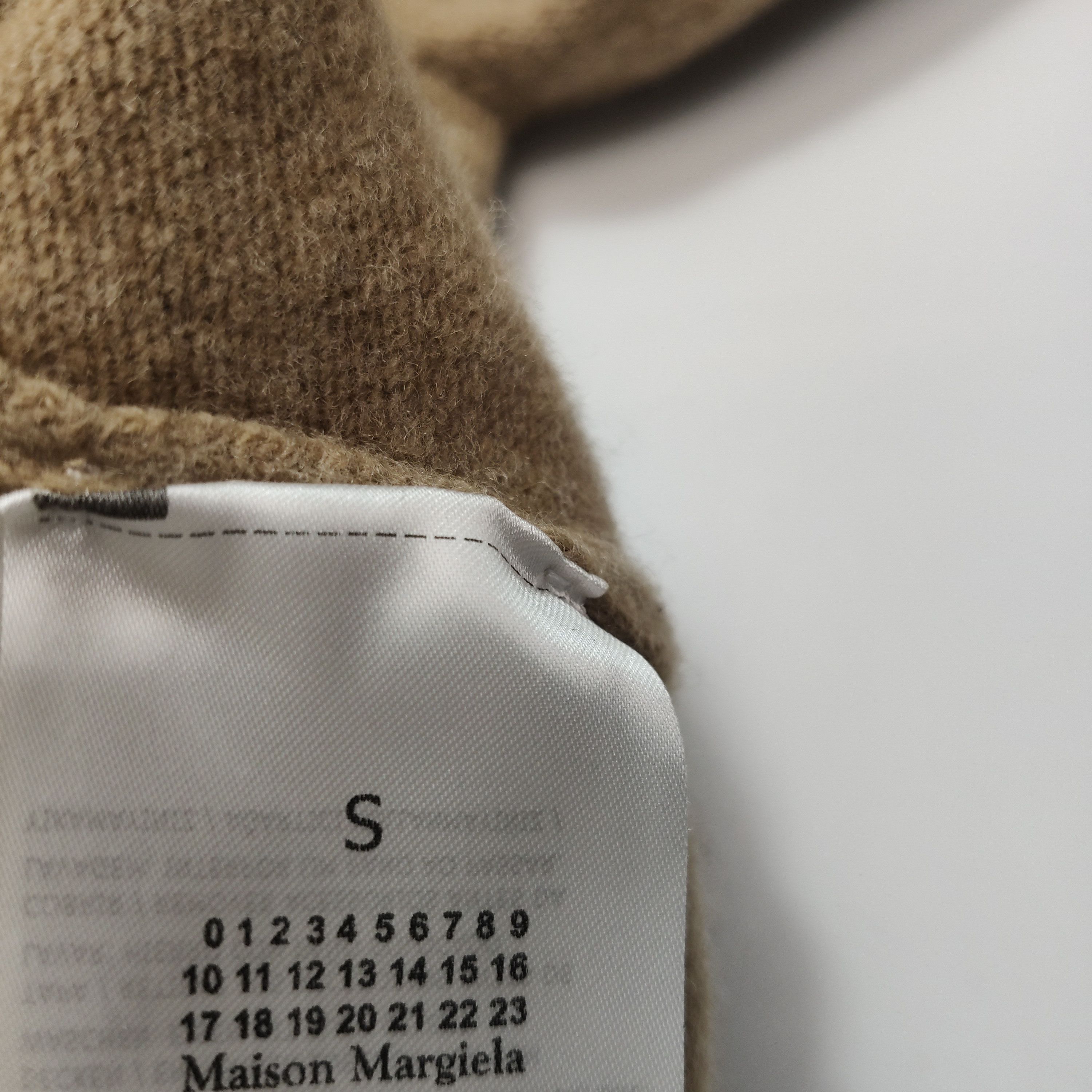 Maison Margiela Maison Margiela V-Neck Wool Sweater S Size US S / EU 44-46 / 1 - 7 Thumbnail