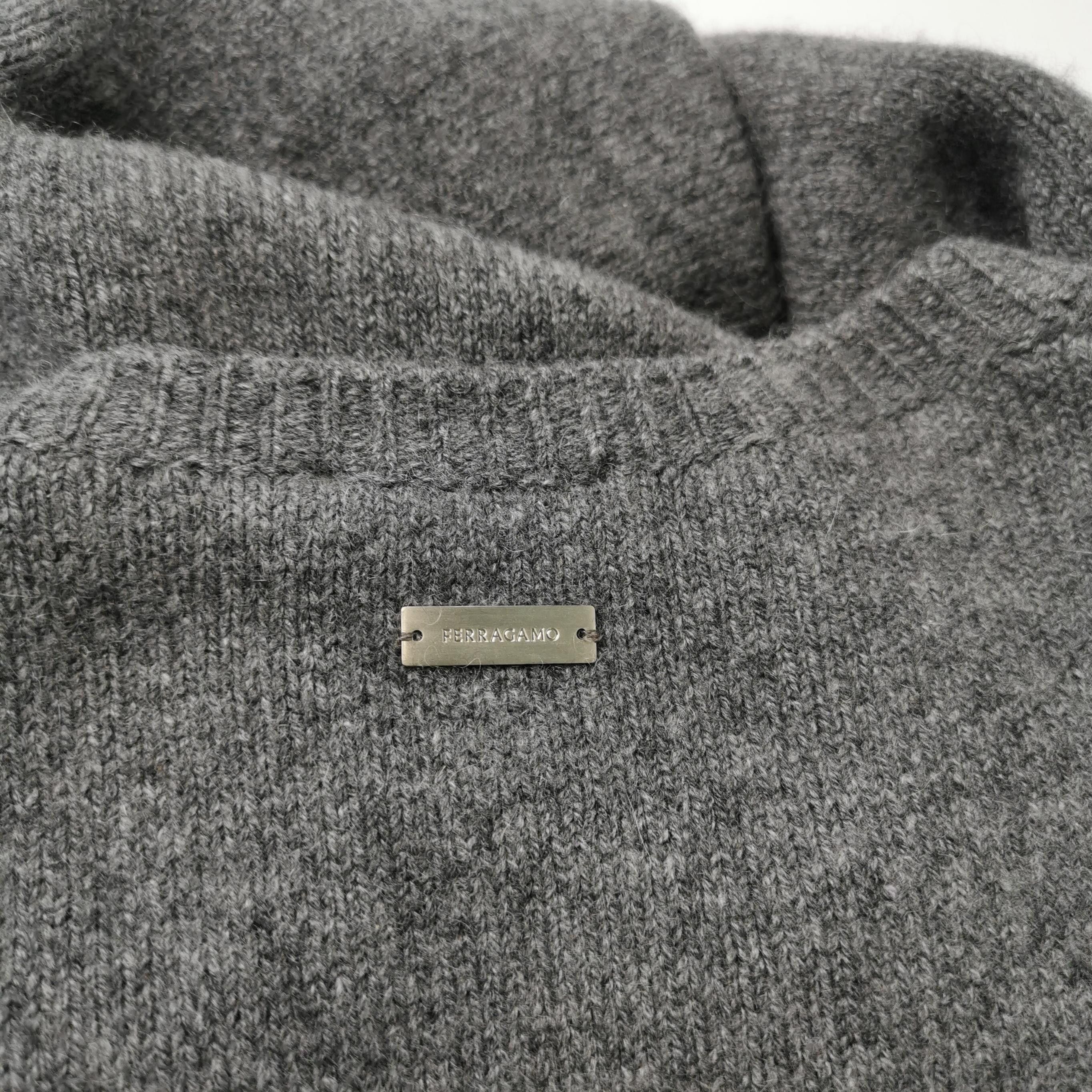 Salvatore Ferragamo Salvatore Ferragamo Cashmere V-Neck Sweater Size L Size US L / EU 52-54 / 3 - 3 Thumbnail