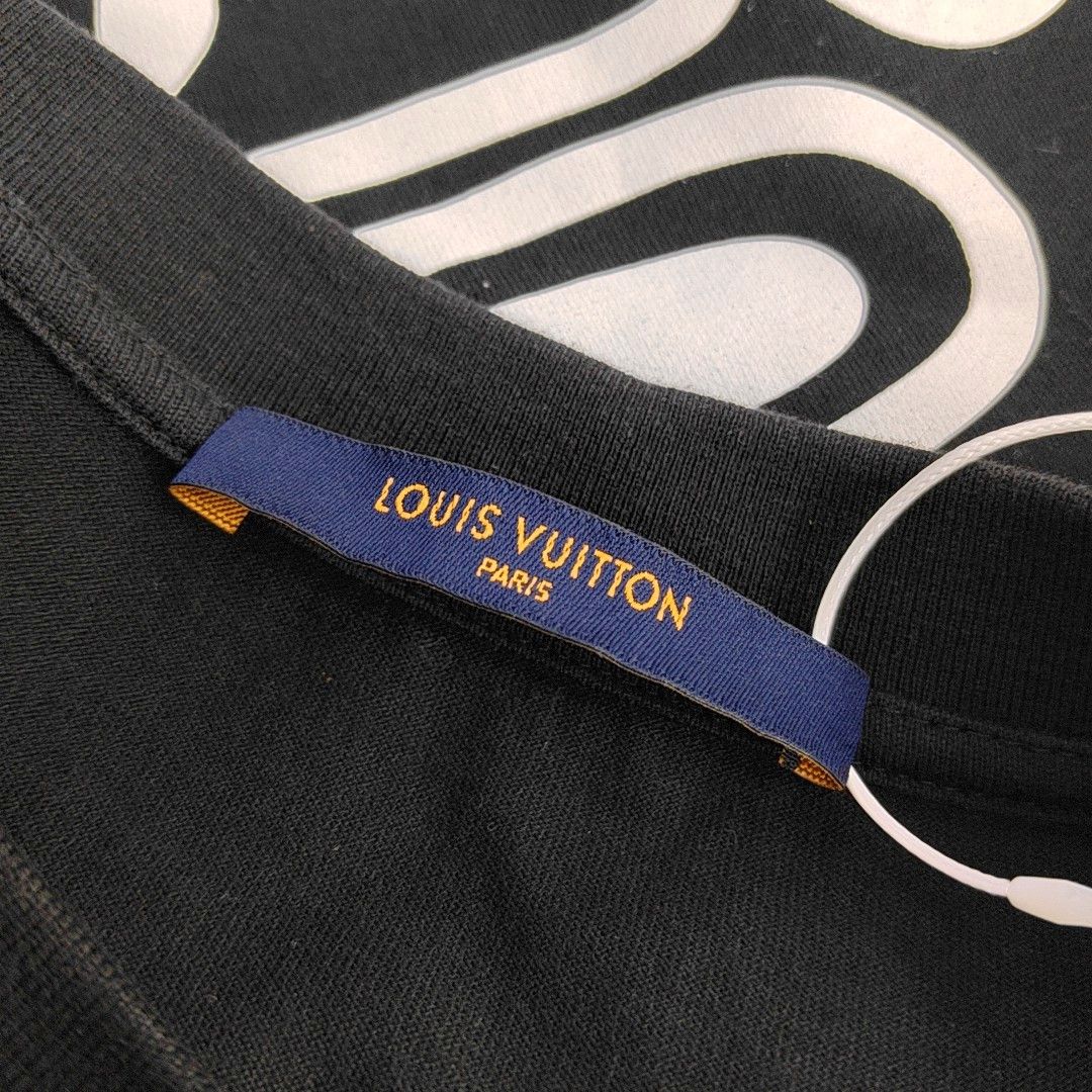 Louis Vuitton Louis Vuitton Graphic Logo T-Shirt Size US S Size US S / EU 44-46 / 1 - 6 Thumbnail