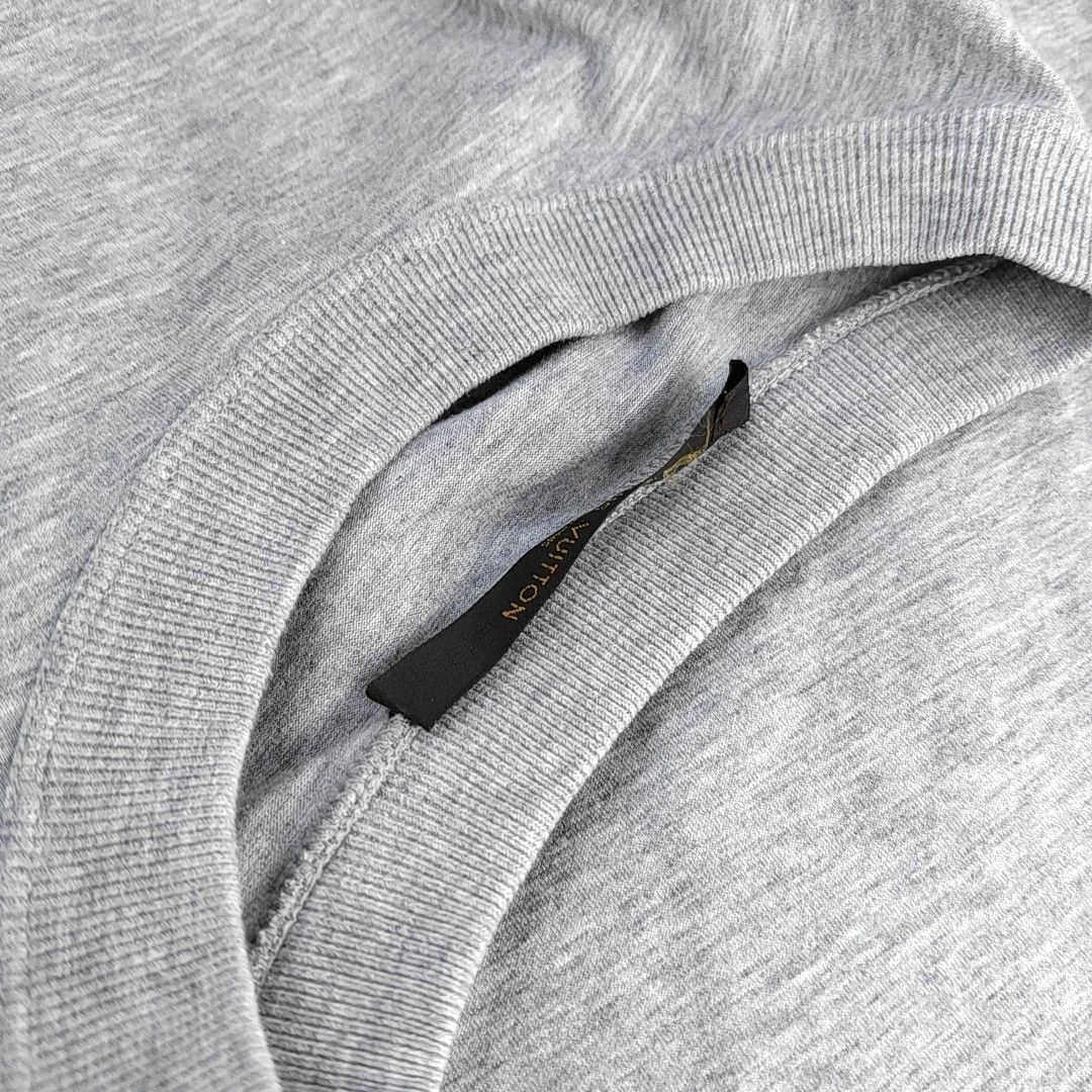 Louis Vuitton Louis Vuitton Gray Cotton V Patch T-Shirt Size XS Size US XS / EU 42 / 0 - 5 Thumbnail