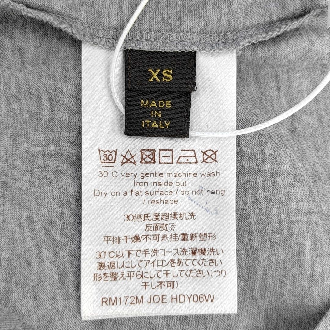 Louis Vuitton Louis Vuitton Gray Cotton V Patch T-Shirt Size XS Size US XS / EU 42 / 0 - 4 Thumbnail