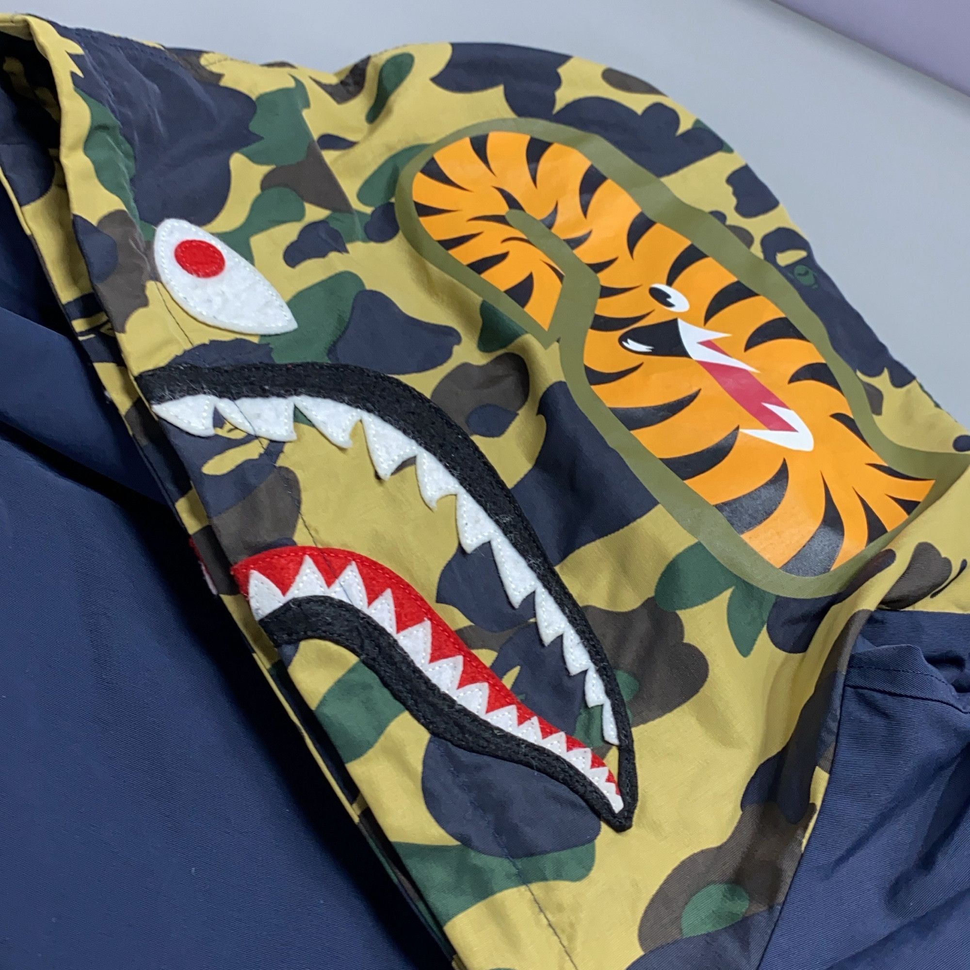 Bape A BATHING APE Camo Shark Hooded Coach Jacket Size L Size US L / EU 52-54 / 3 - 10 Thumbnail