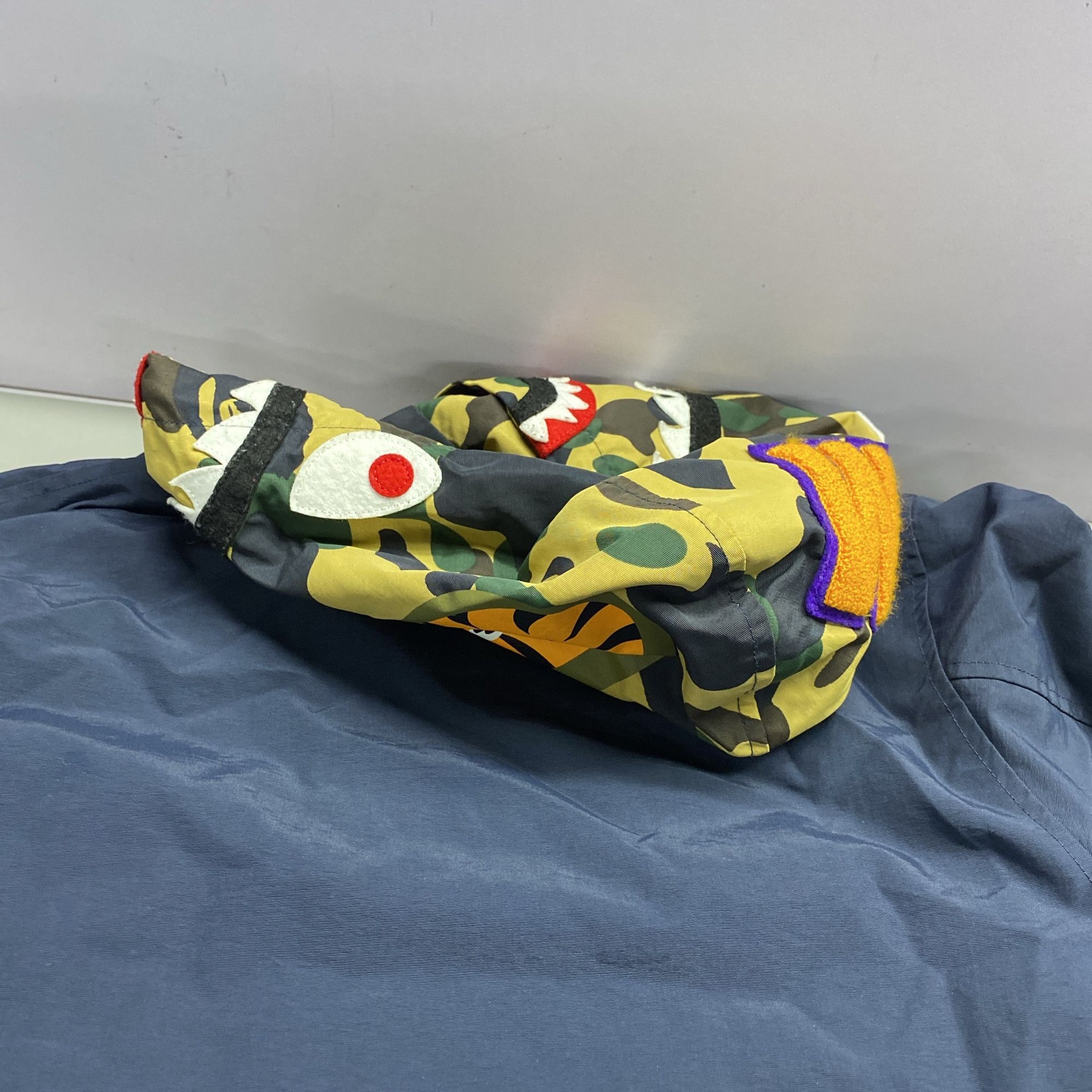 Bape A BATHING APE Camo Shark Hooded Coach Jacket Size L Size US L / EU 52-54 / 3 - 3 Thumbnail