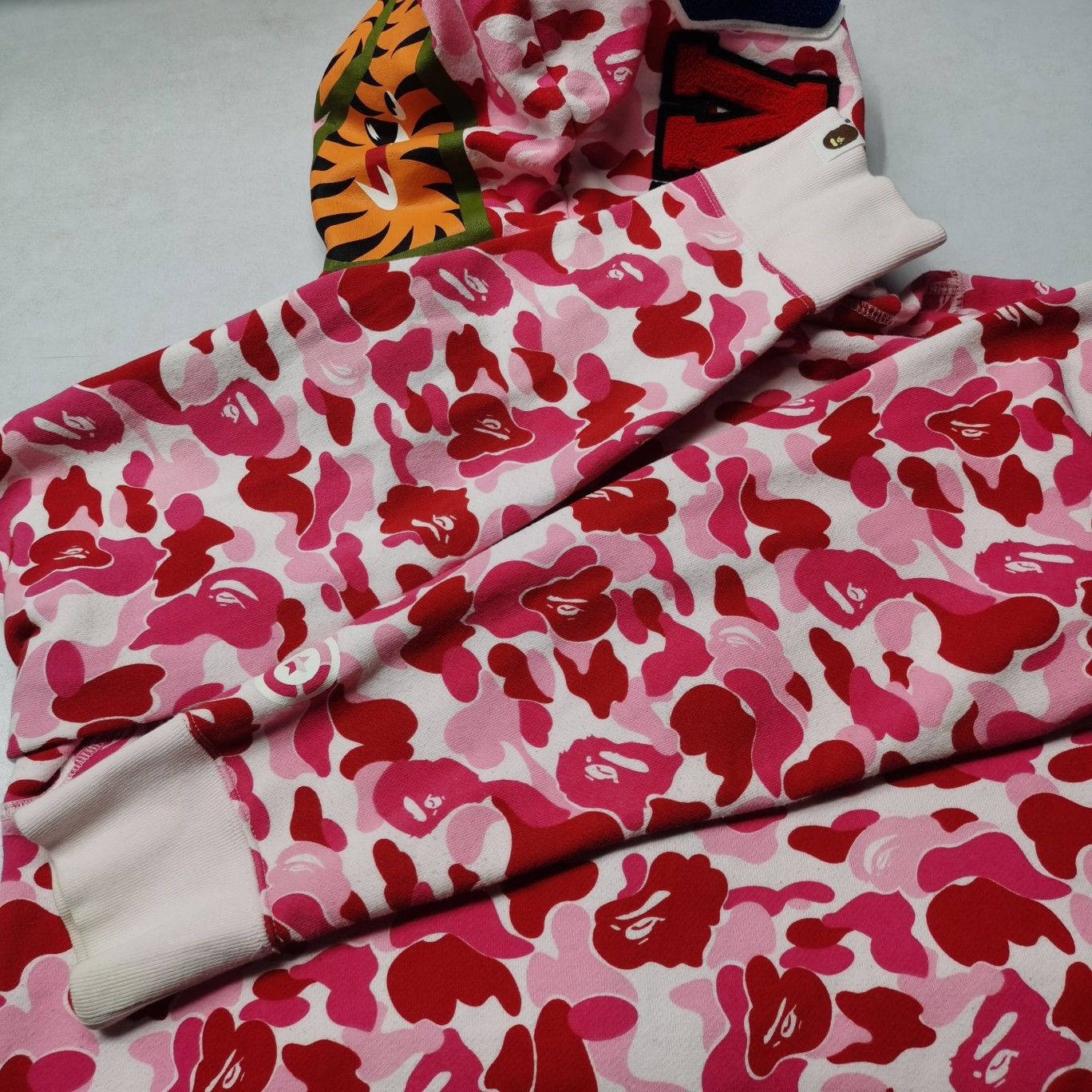 Bape A Bathing Ape Pink Camo Shark Hoodie Size M Size US M / EU 48-50 / 2 - 18 Thumbnail