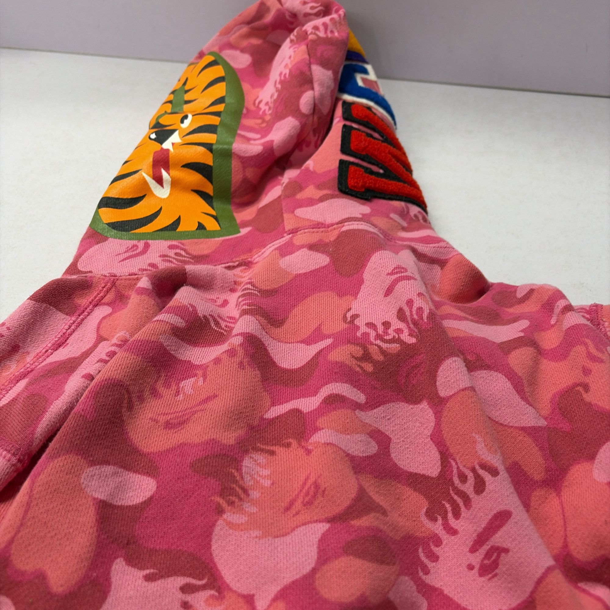 Bape A Bathing Ape Pink Flame Camo Shark Hoodie Size L Size US L / EU 52-54 / 3 - 6 Thumbnail