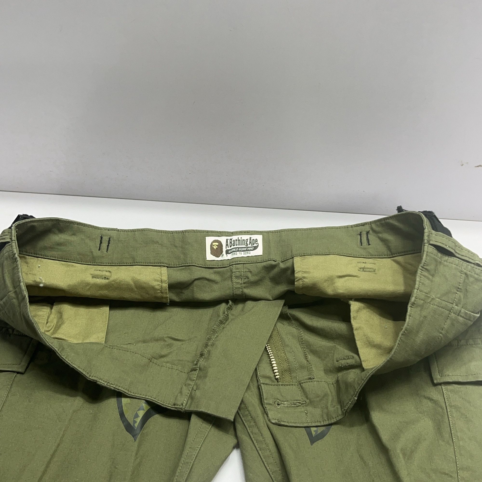Bape A BATHING APE Shark Print Cargo Pants Size XL Size US 36 / EU 52 - 7 Thumbnail