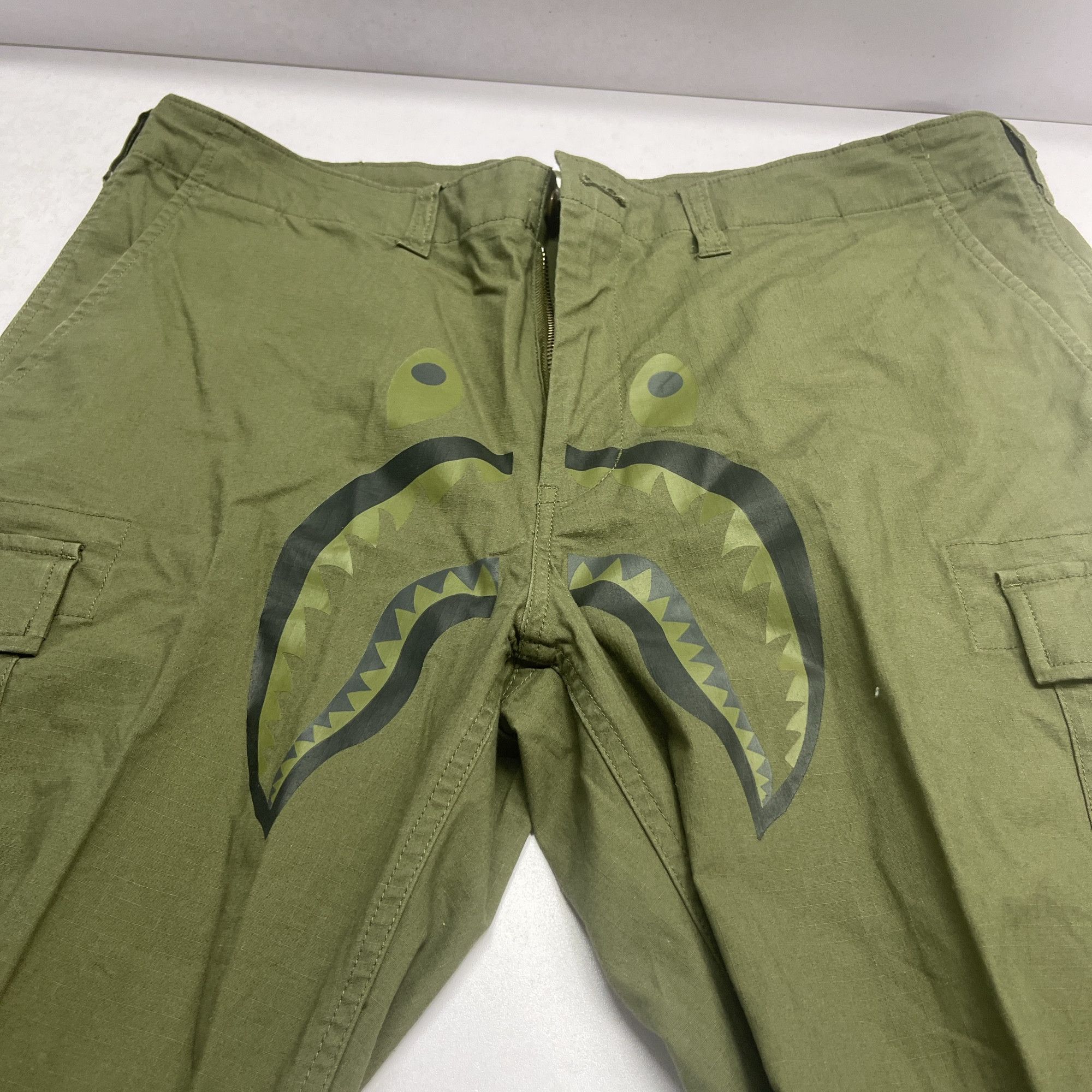 Bape A BATHING APE Shark Print Cargo Pants Size XL Size US 36 / EU 52 - 5 Thumbnail