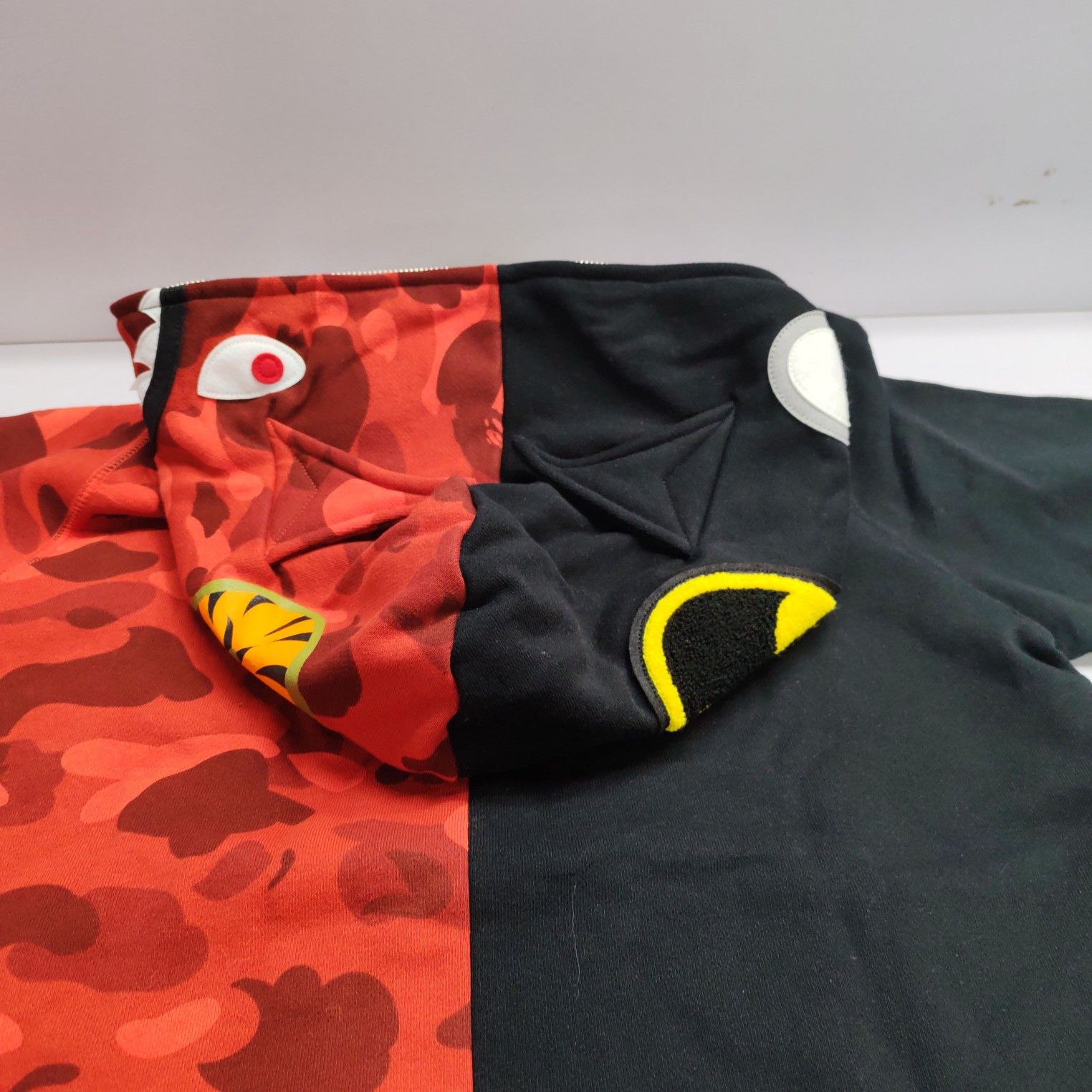 Bape A BATHING APE x DC Batman Camo Shark Hoodie Size L Size US L / EU 52-54 / 3 - 6 Thumbnail