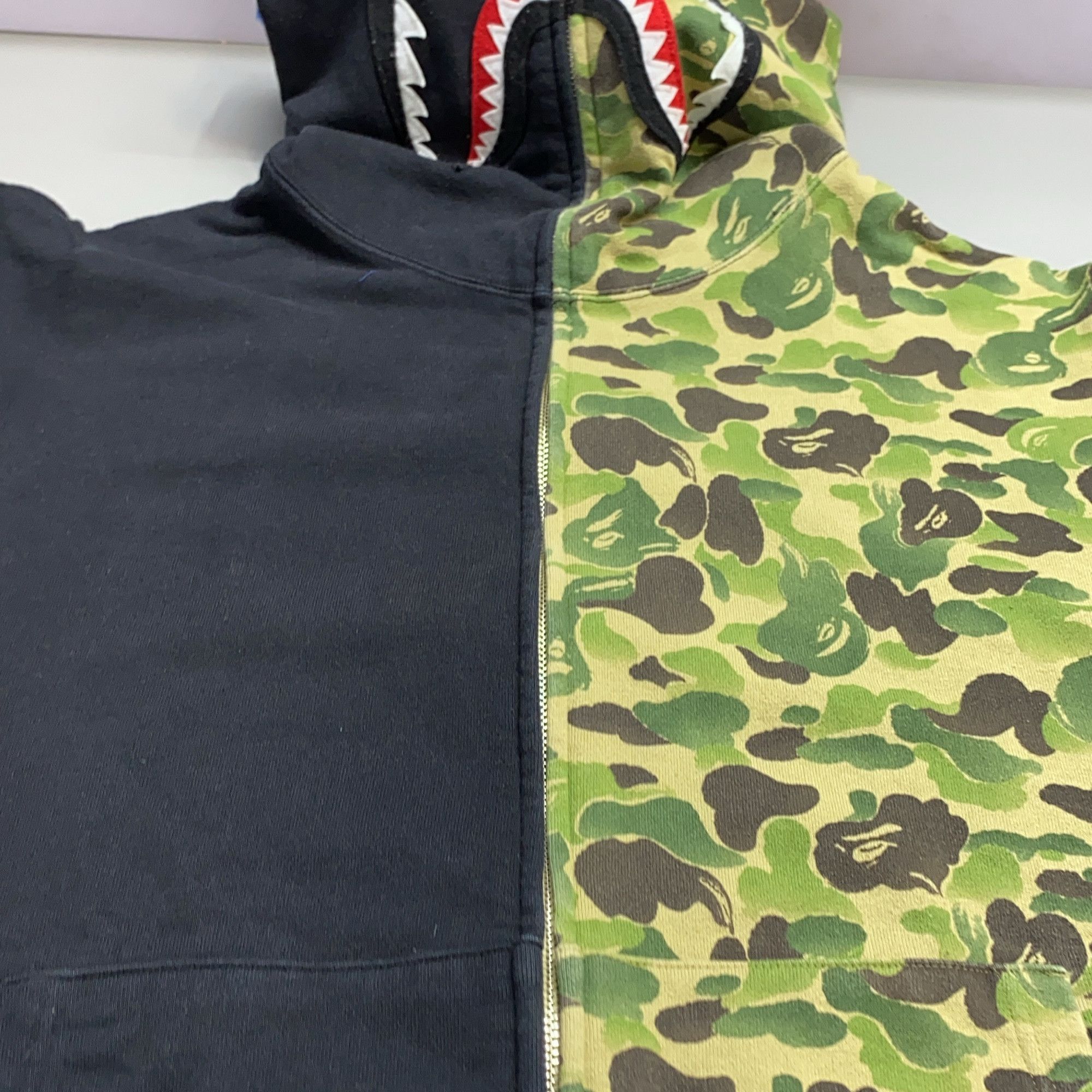 Bape A BATHING APE Split Camo Shark Hoodie Size XXL Size US XXL / EU 58 / 5 - 18 Thumbnail