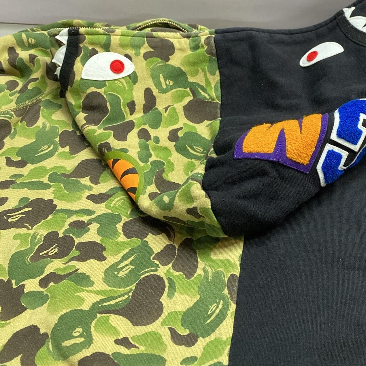 Bape A BATHING APE Split Camo Shark Hoodie Size XXL Size US XXL / EU 58 / 5 - 7 Thumbnail