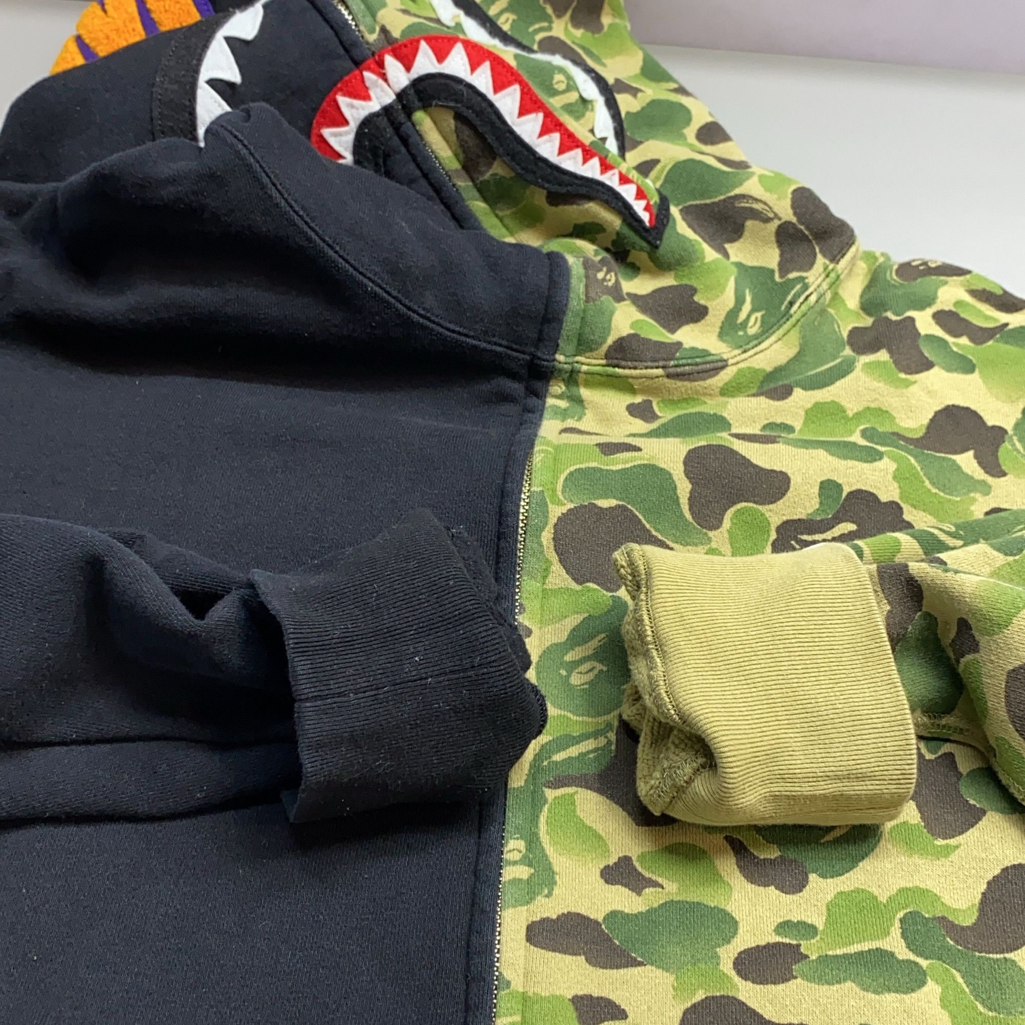 Bape A BATHING APE Split Camo Shark Hoodie Size XXL Size US XXL / EU 58 / 5 - 20 Thumbnail