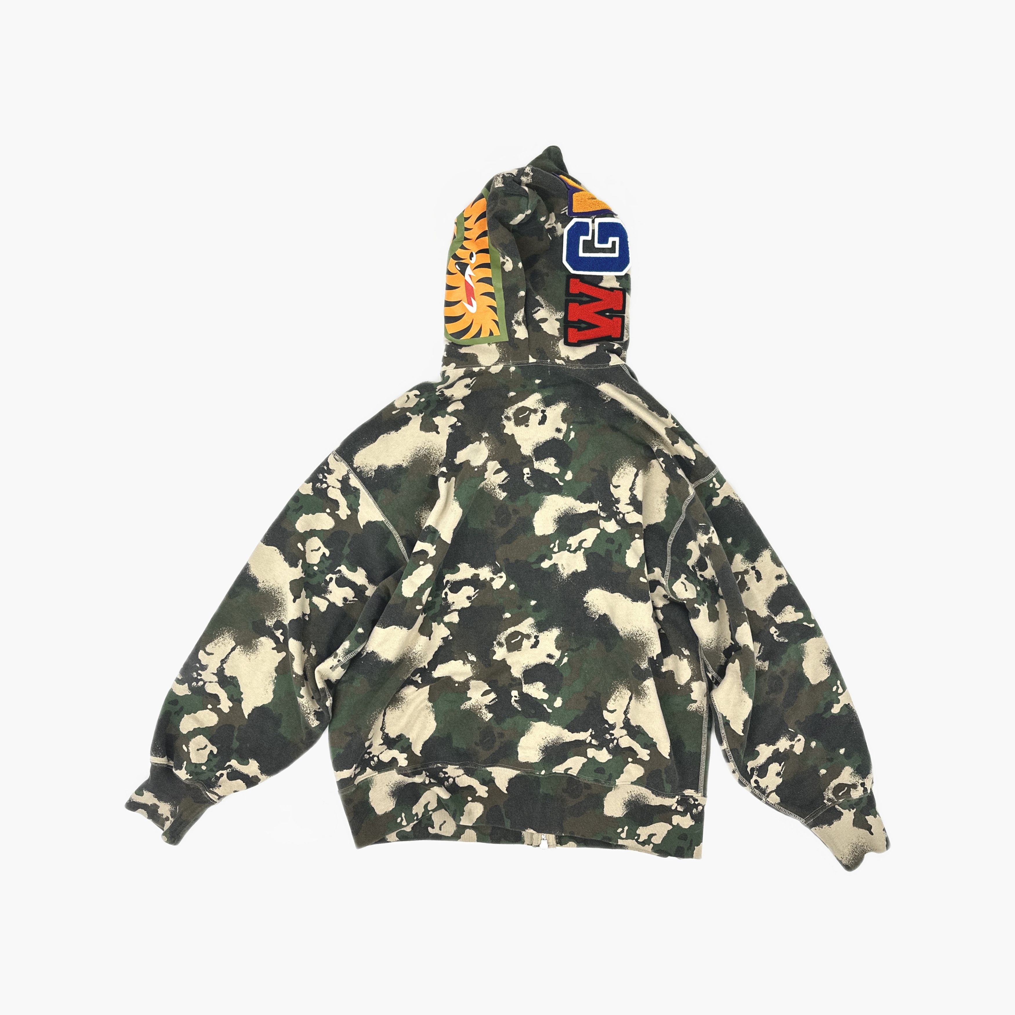 Bape A Bathing Ape Camo Shark Hoodie Size L Size US L / EU 52-54 / 3 - 2 Thumbnail