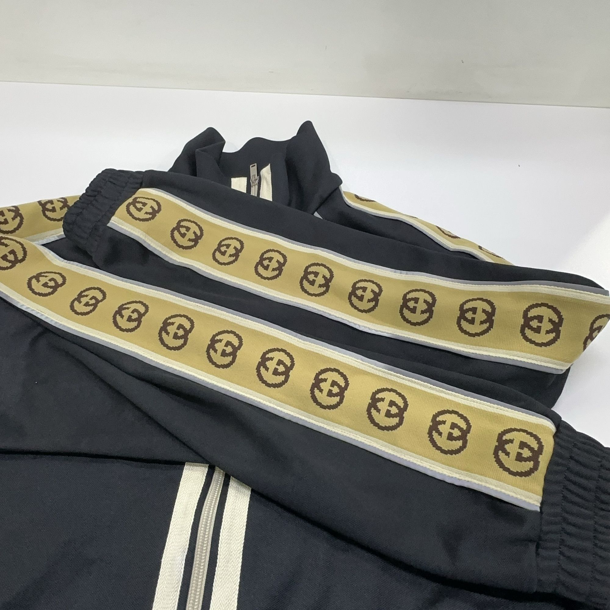 Gucci Gucci Logo Stripe Track Jacket Size S Size US S / EU 44-46 / 1 - 9 Thumbnail