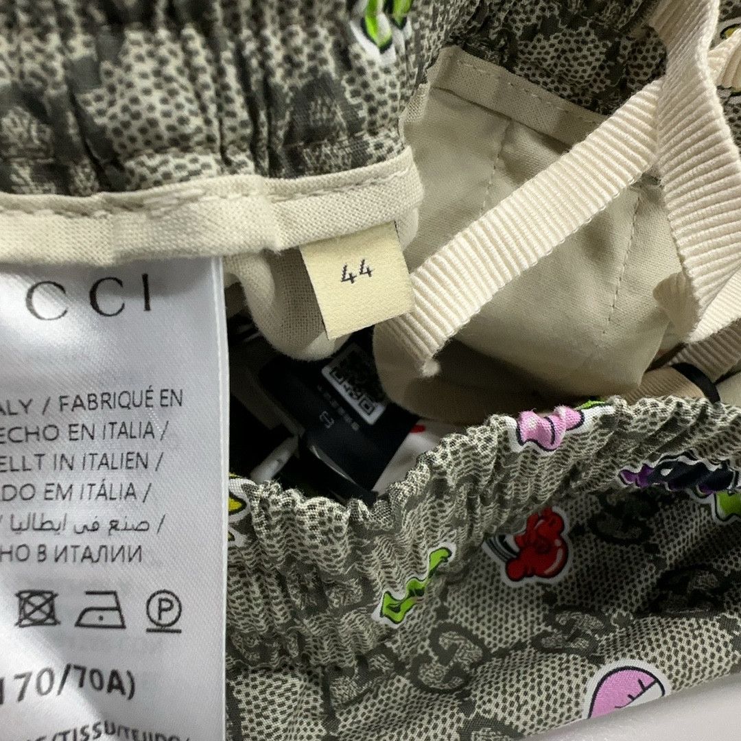 Gucci Gucci Logo Sticker Print Shorts Size 28 Size US 28 / EU 44 - 4 Thumbnail