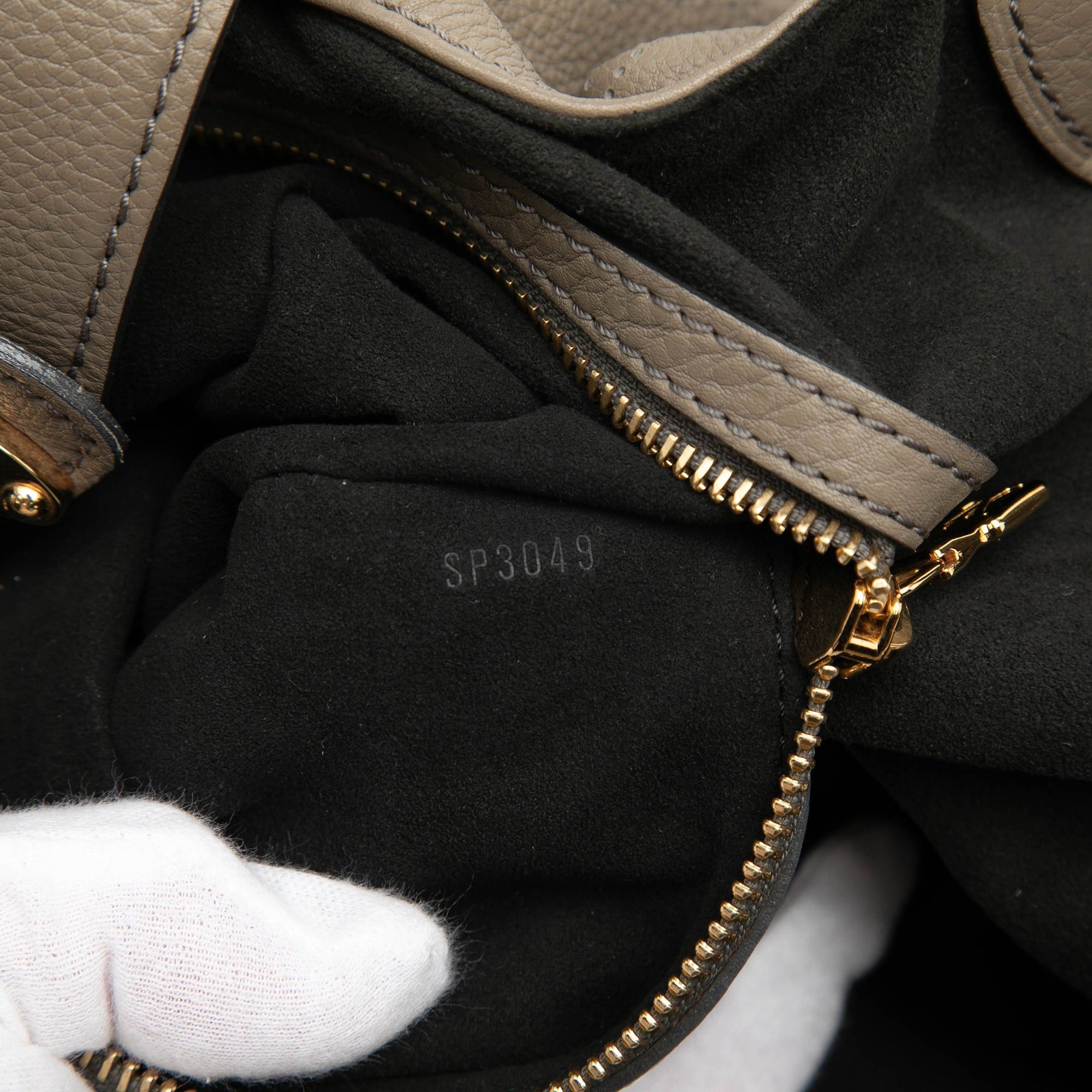 Louis Vuitton Monogram Mahina L Hobo Size ONE SIZE - 6 Thumbnail