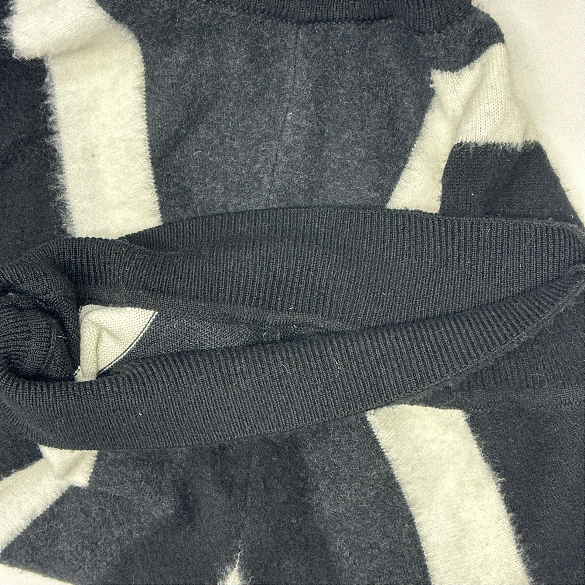 Saint Laurent Paris Saint Laurent V-Pattern Wool Turtleneck Sweater Size L Size US L / EU 52-54 / 3 - 6 Thumbnail