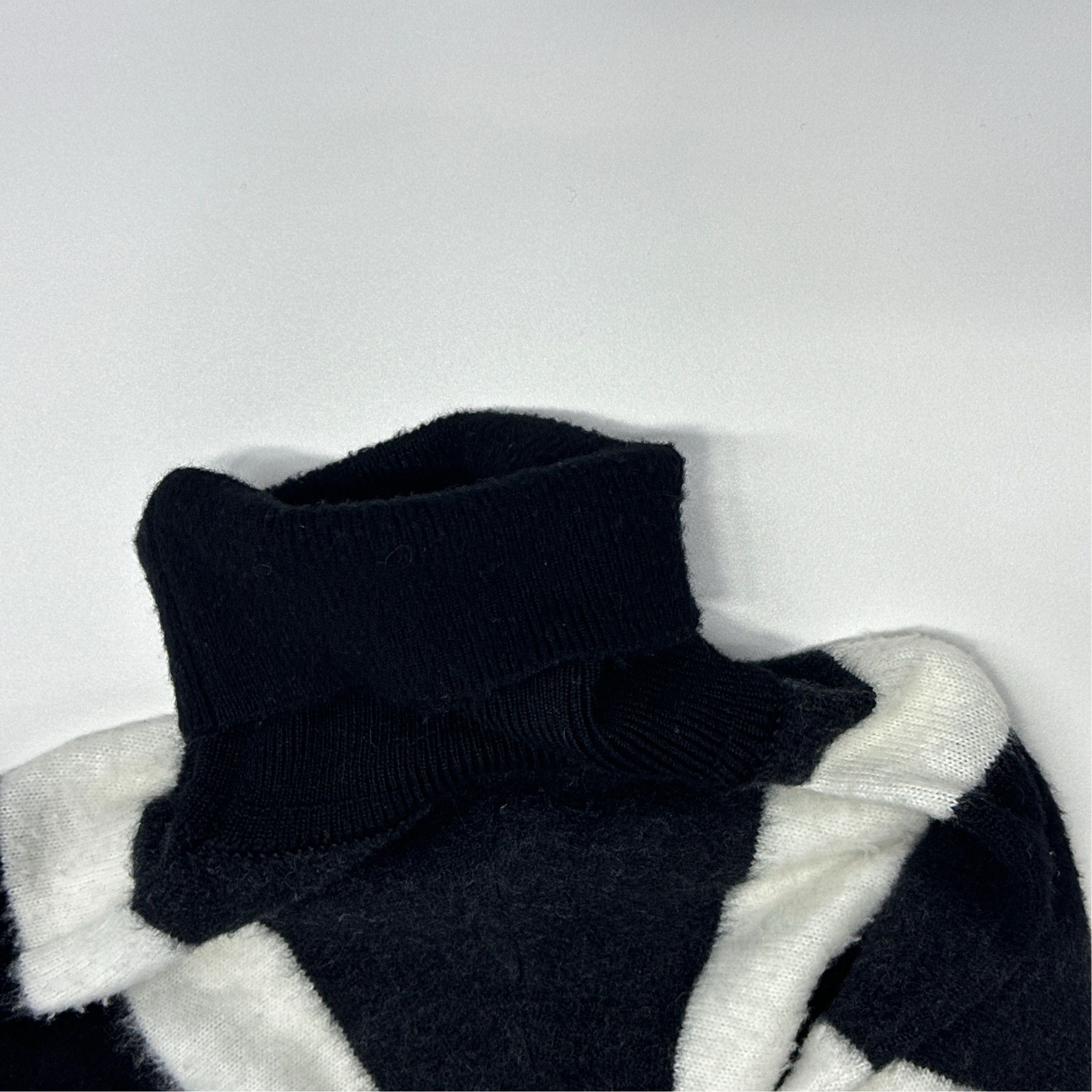 Saint Laurent Paris Saint Laurent V-Pattern Wool Turtleneck Sweater Size L Size US L / EU 52-54 / 3 - 4 Thumbnail