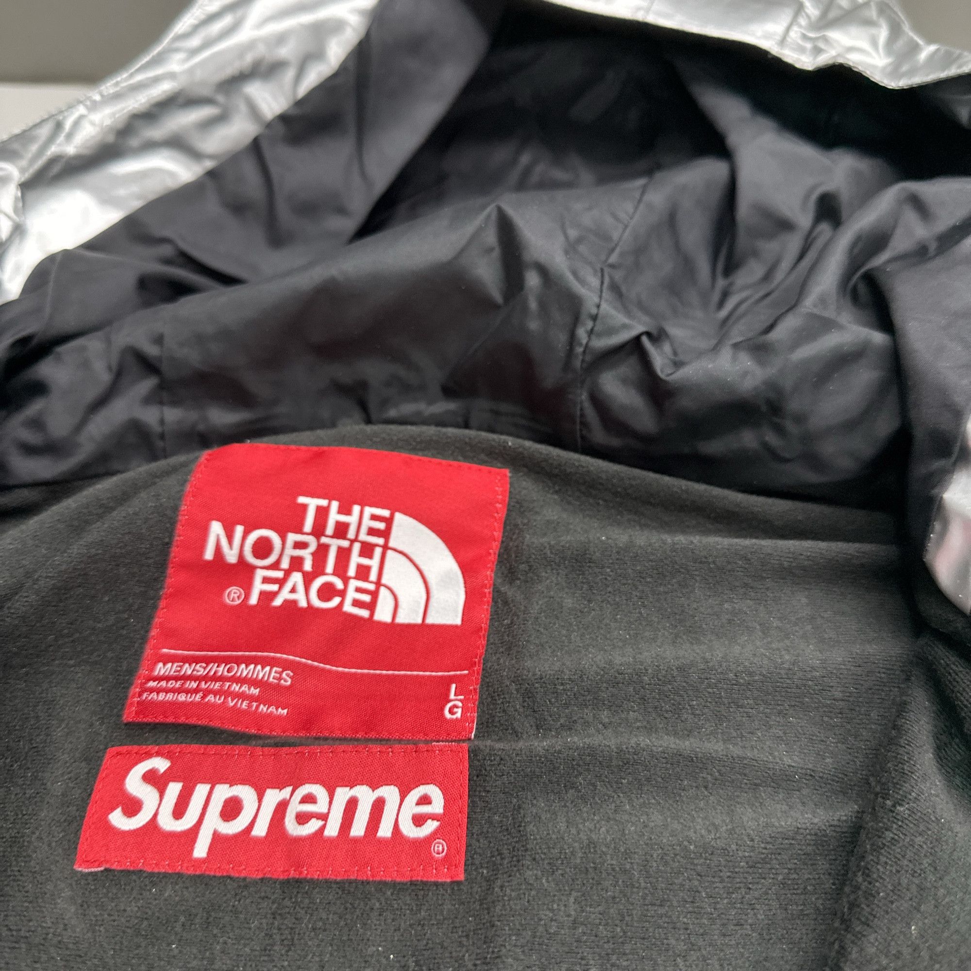 Supreme Supreme x The North Face Metallic Parka Size L Size US L / EU 52-54 / 3 - 3 Thumbnail