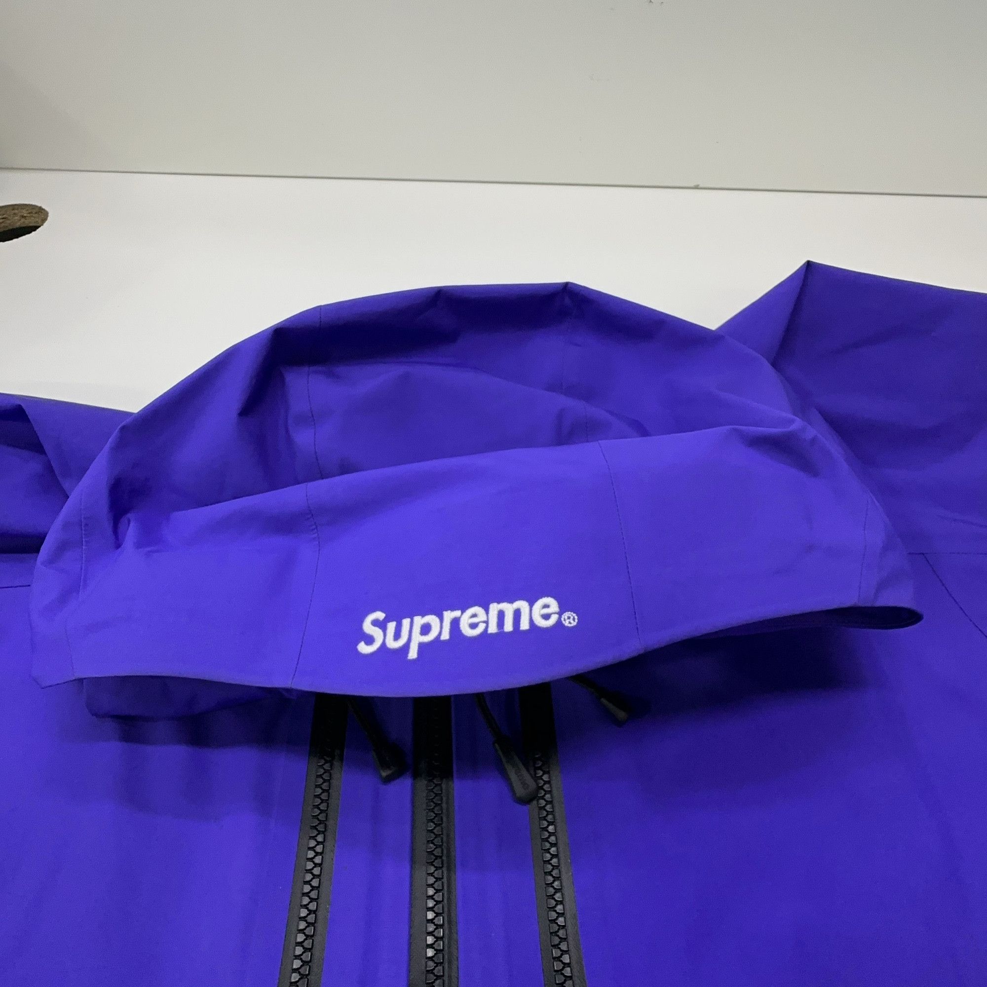 Supreme Supreme GORE-TEX Taped Seam Shell Jacket Size L Size US L / EU 52-54 / 3 - 5 Thumbnail