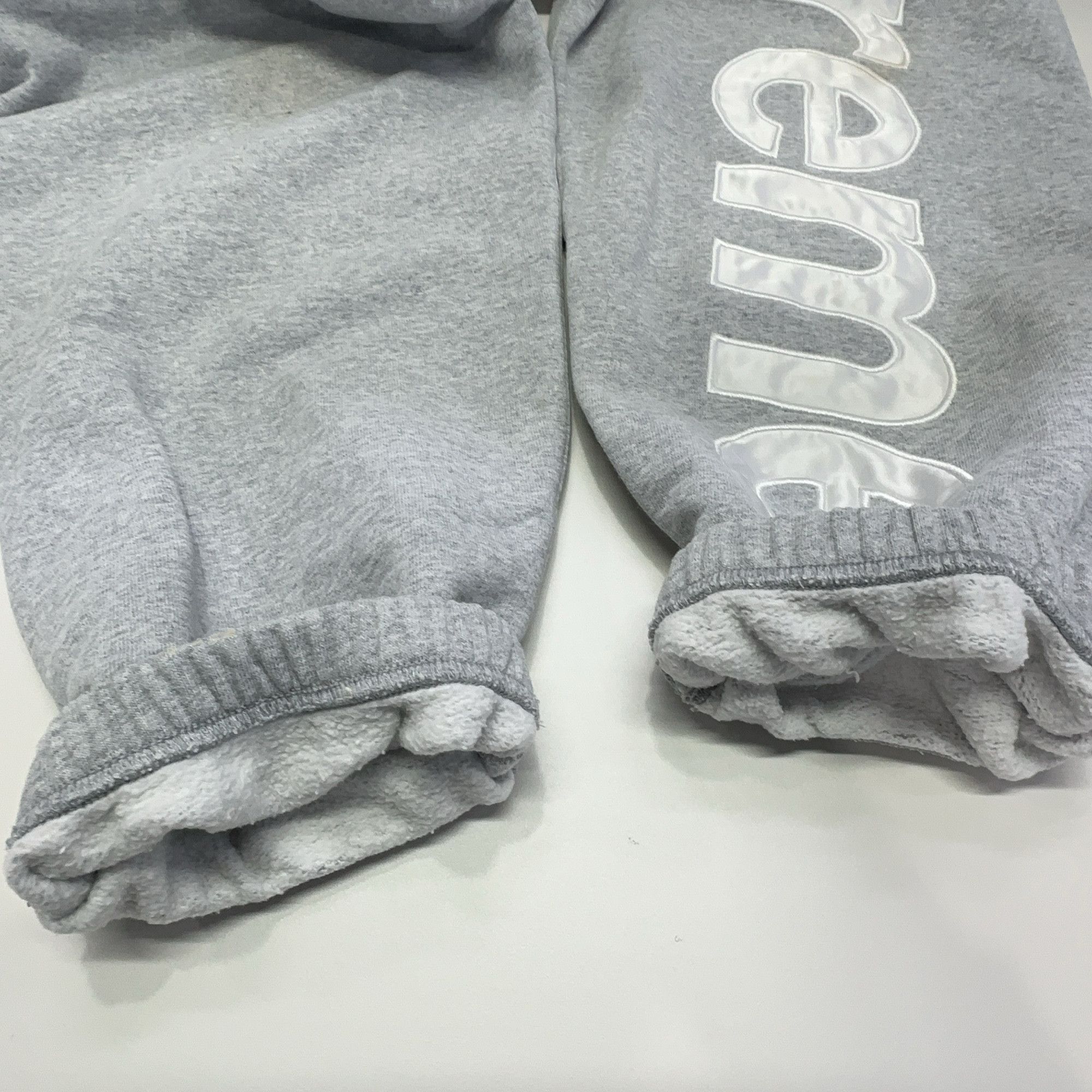 Supreme Supreme Satin Appliqué Sweatpants Size S Size US 30 / EU 46 - 10 Thumbnail