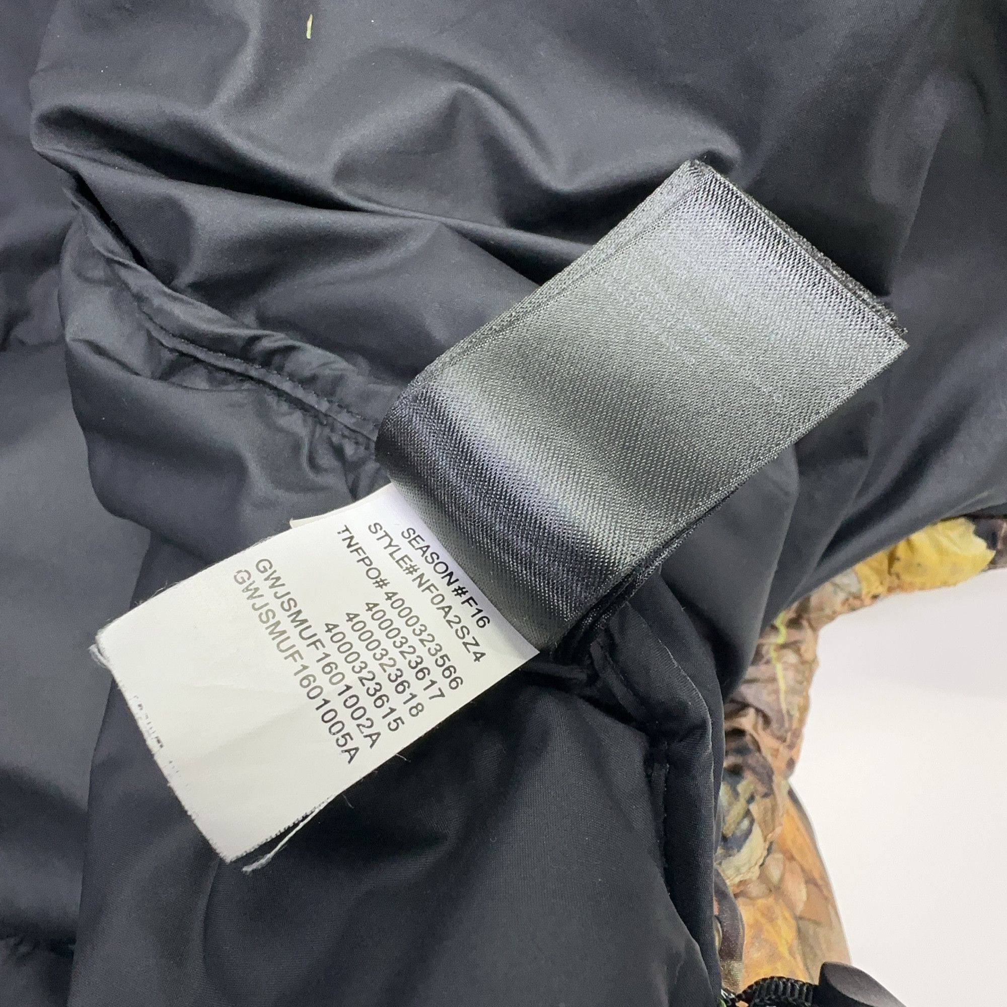 Supreme Supreme x The North Face Leaves Nuptse Jacket Size L Size US L / EU 52-54 / 3 - 4 Thumbnail