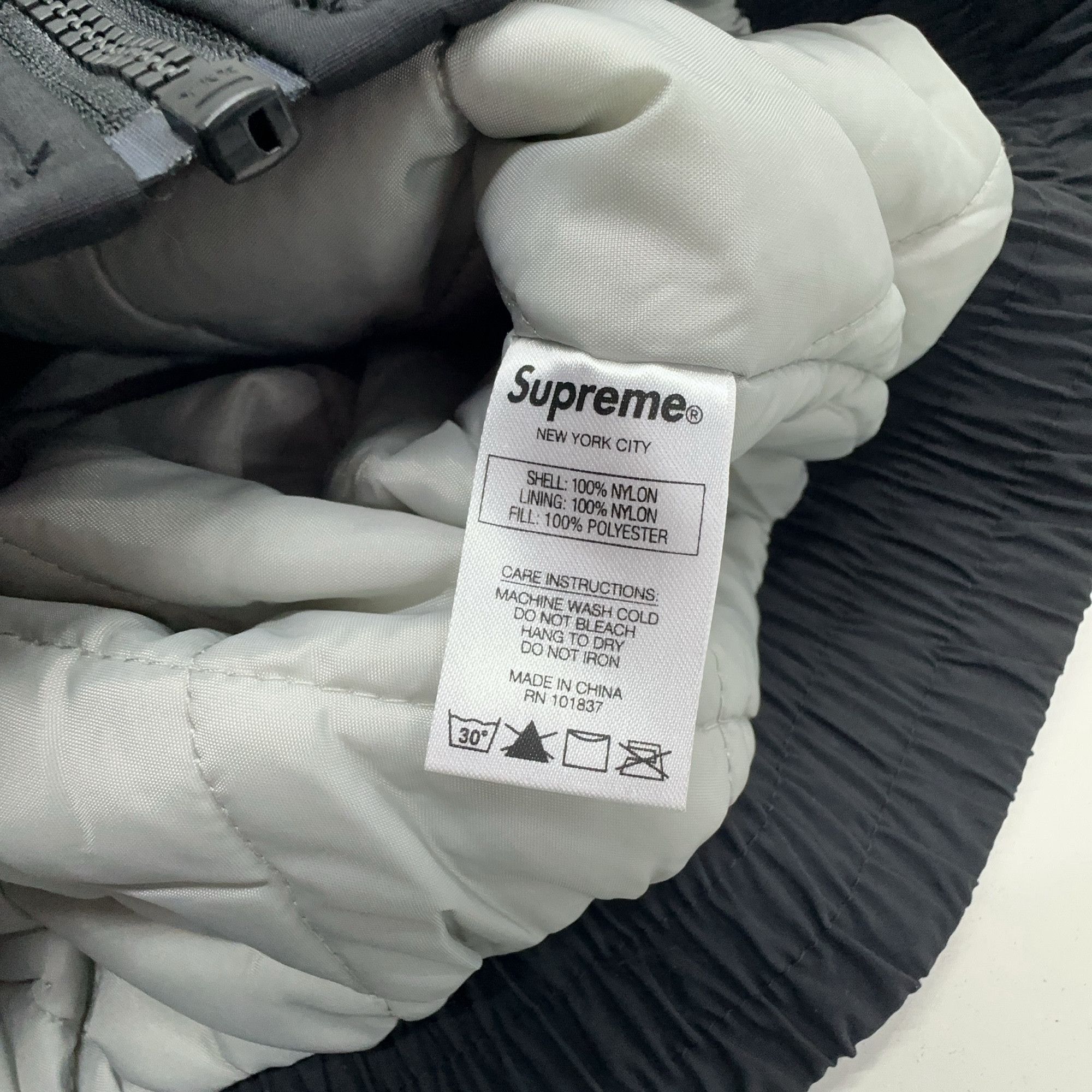 Supreme Supreme Logo Quilted Hooded Jacket Size M Size US M / EU 48-50 / 2 - 3 Thumbnail