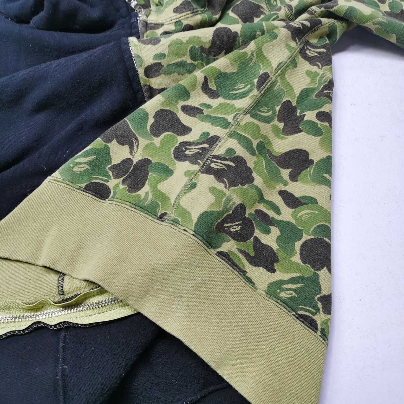Bape A Bathing Ape Shark Camo Hoodie Size M Size US M / EU 48-50 / 2 - 13 Thumbnail