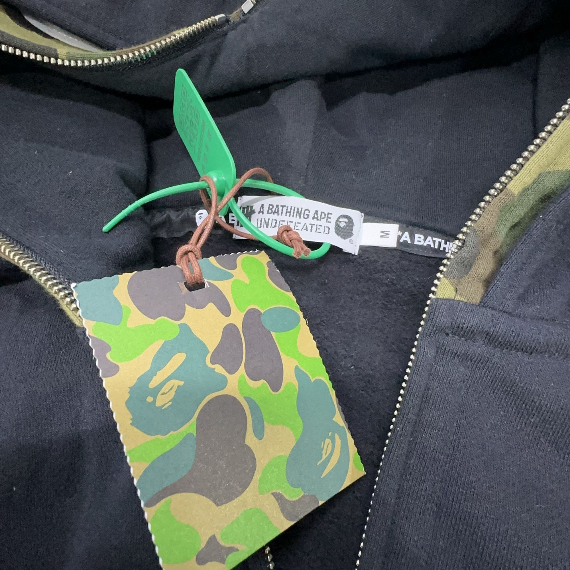 Bape A Bathing Ape x Undefeated Shark Hoodie Size M Size US M / EU 48-50 / 2 - 3 Thumbnail