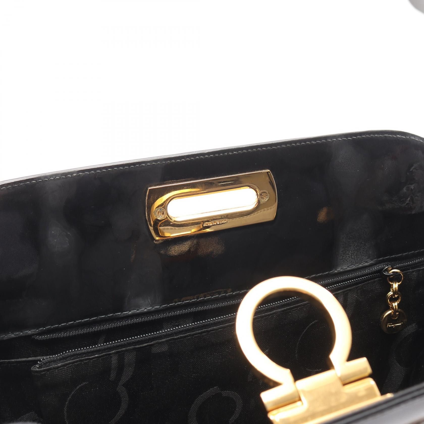 Salvatore Ferragamo Salvatore Ferragamo Salvatore Ferragamo Gancini patent leather shoulder bag Leather Shoulder Bag 210587 DUTY FREE for USA Size ONE SIZE - 6 Thumbnail
