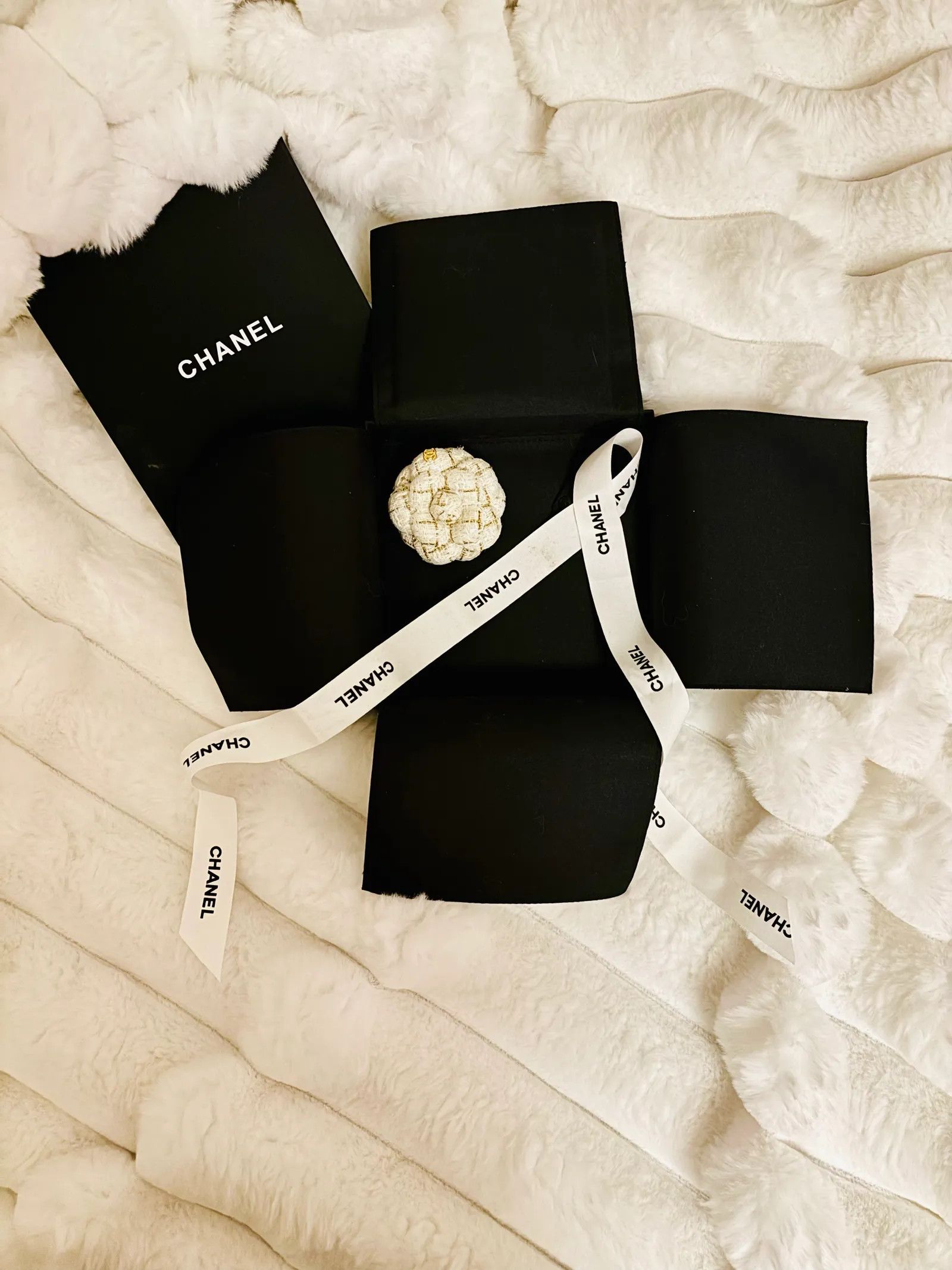 Chanel Chanel Chanel Tweed Camellia CC Brooches Brooch Size ONE SIZE - 2 Thumbnail