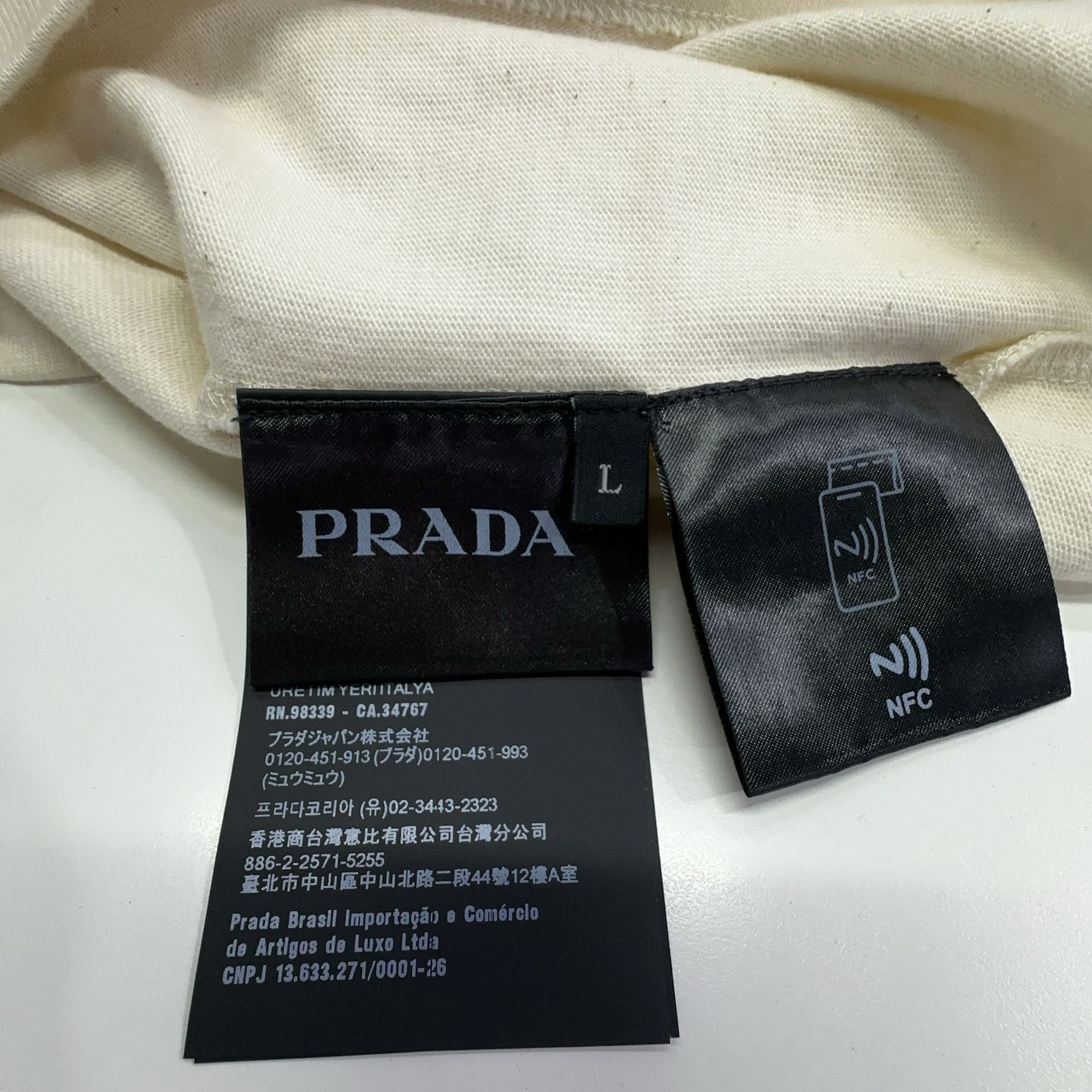 Prada Prada Logo Patch T-Shirt Size L Size US L / EU 52-54 / 3 - 4 Thumbnail