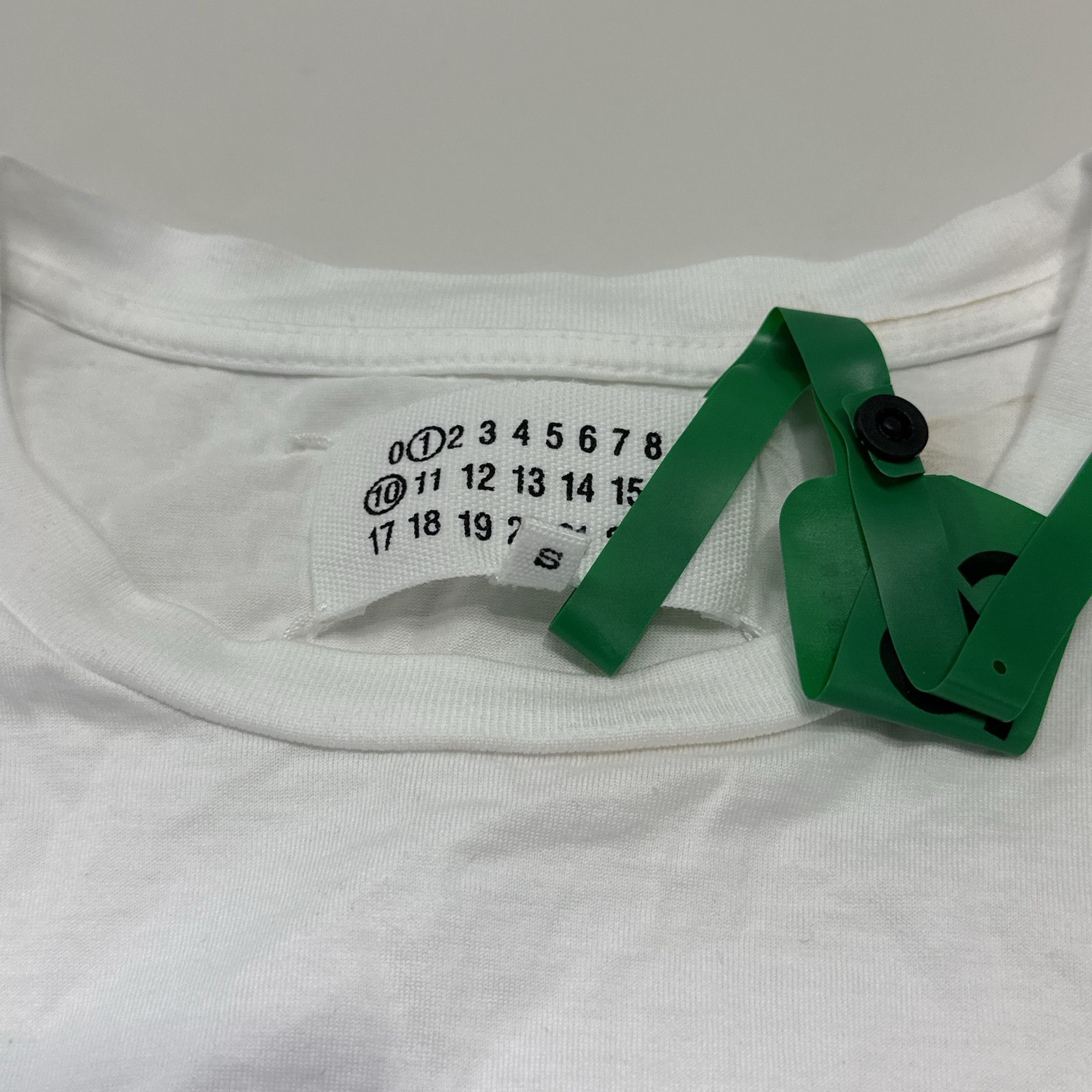 Maison Margiela Maison Margiela Number Logo T-Shirt Size S Size S / US 4 / IT 40 - 4 Thumbnail