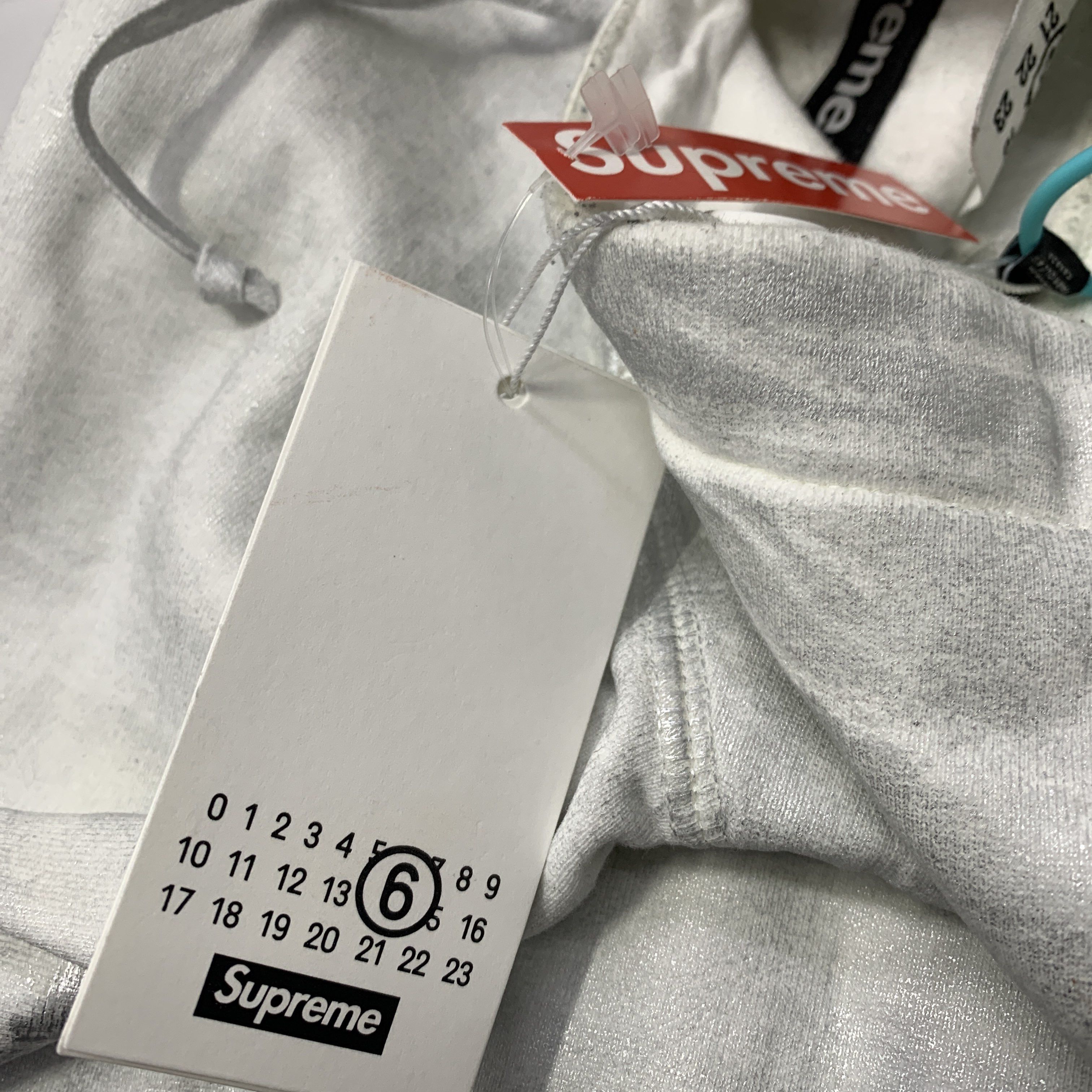Supreme Supreme x MM6 Maison Margiela Foil Box Logo Hoodie XL Size US XL / EU 56 / 4 - 4 Thumbnail