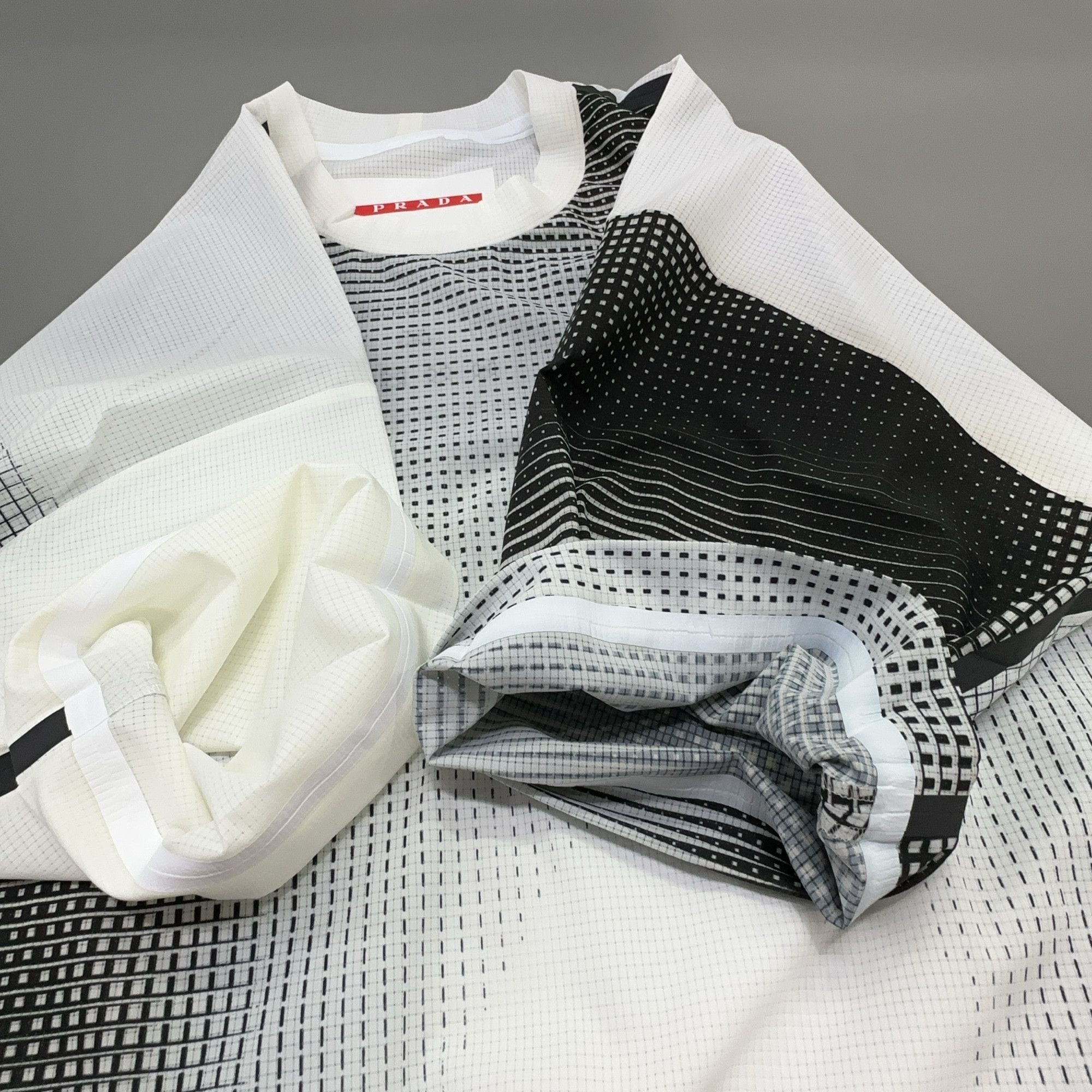 Prada Prada Gradient Grid Print T-Shirt XXL Size US XXL / EU 58 / 5 - 8 Thumbnail