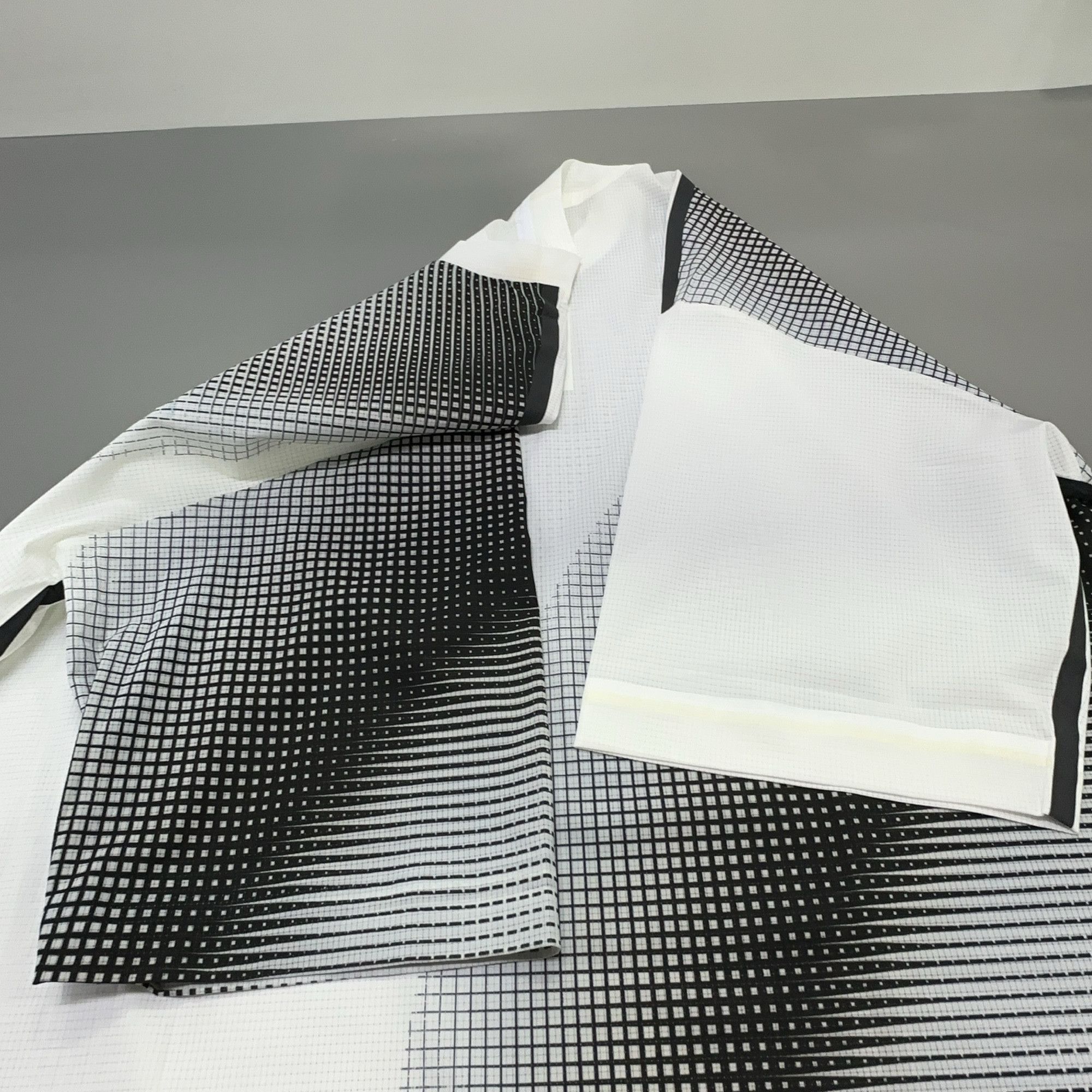 Prada Prada Gradient Grid Print T-Shirt XXL Size US XXL / EU 58 / 5 - 12 Thumbnail