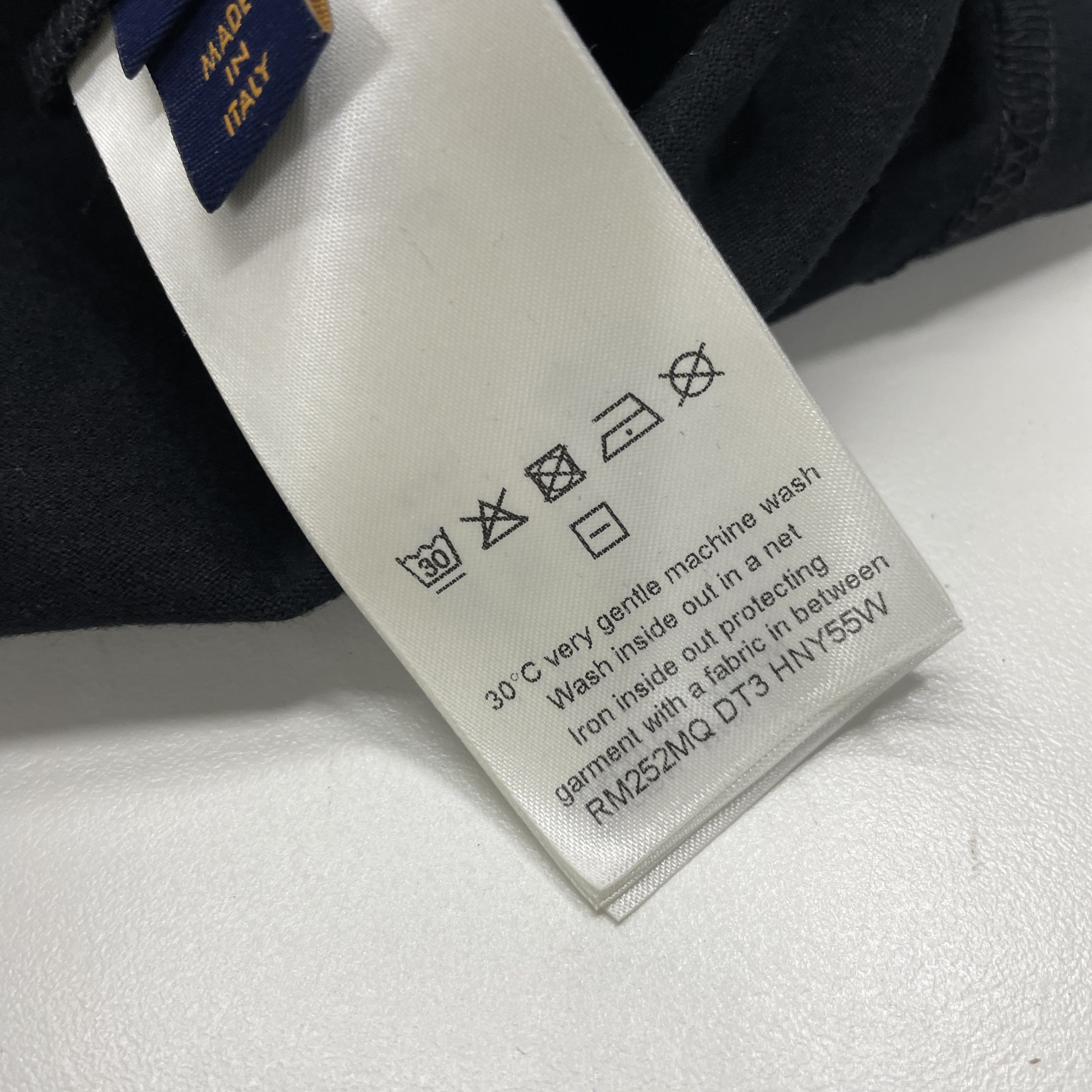 Louis Vuitton Louis Vuitton Embossed Logo T-Shirt Size XL Size US XL / EU 56 / 4 - 4 Thumbnail