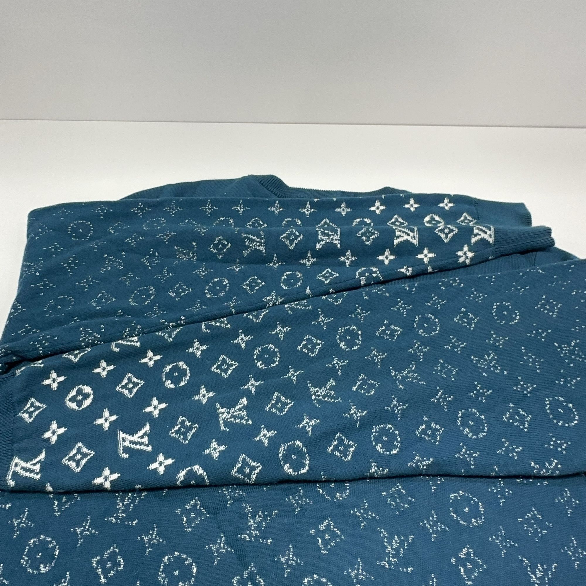 Louis Vuitton Louis Vuitton Monogram Gradient Sweater Size XL Size US XL / EU 56 / 4 - 12 Thumbnail