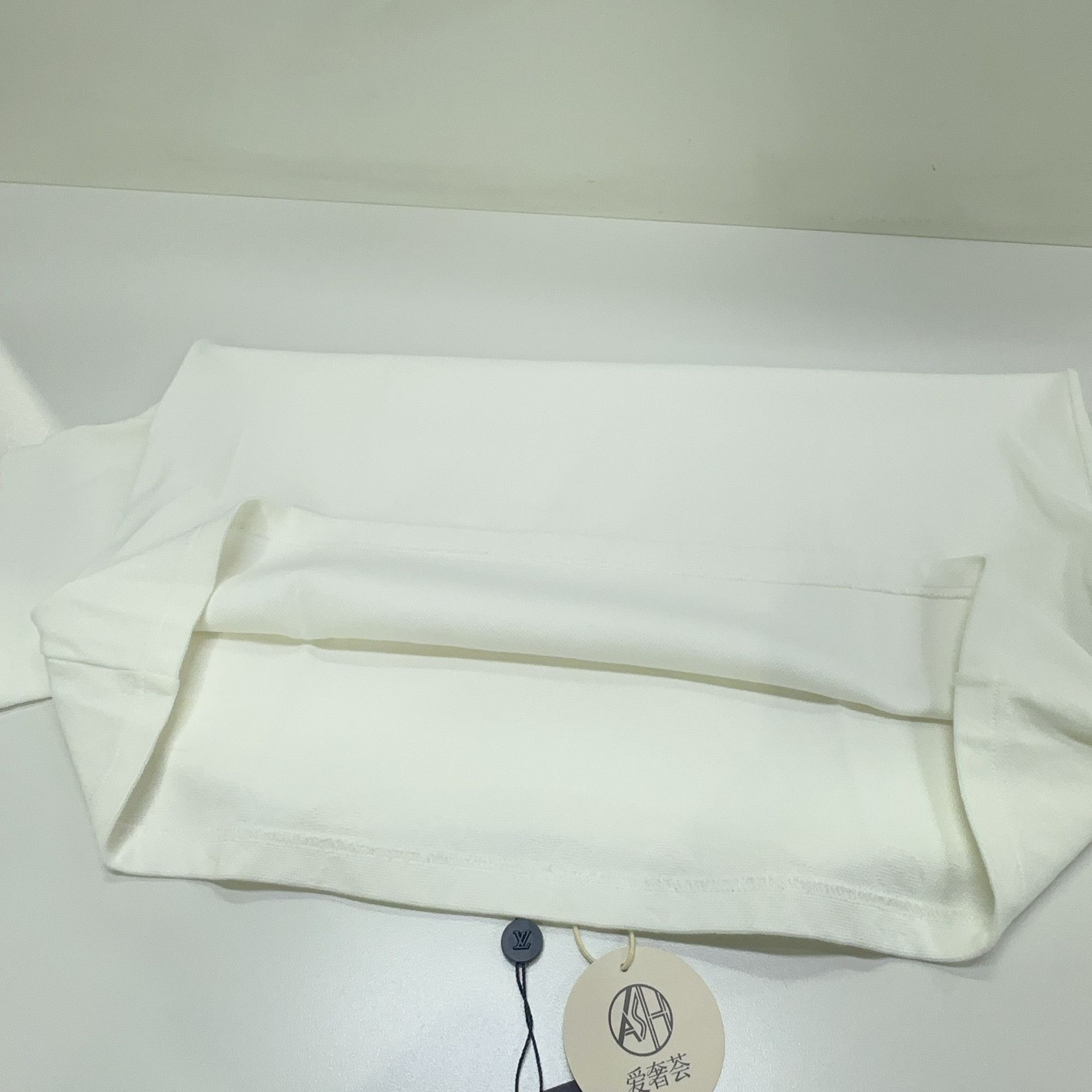 Louis Vuitton Louis Vuitton Monogram Texture Pocket T-Shirt Size M Size US M / EU 48-50 / 2 - 9 Thumbnail