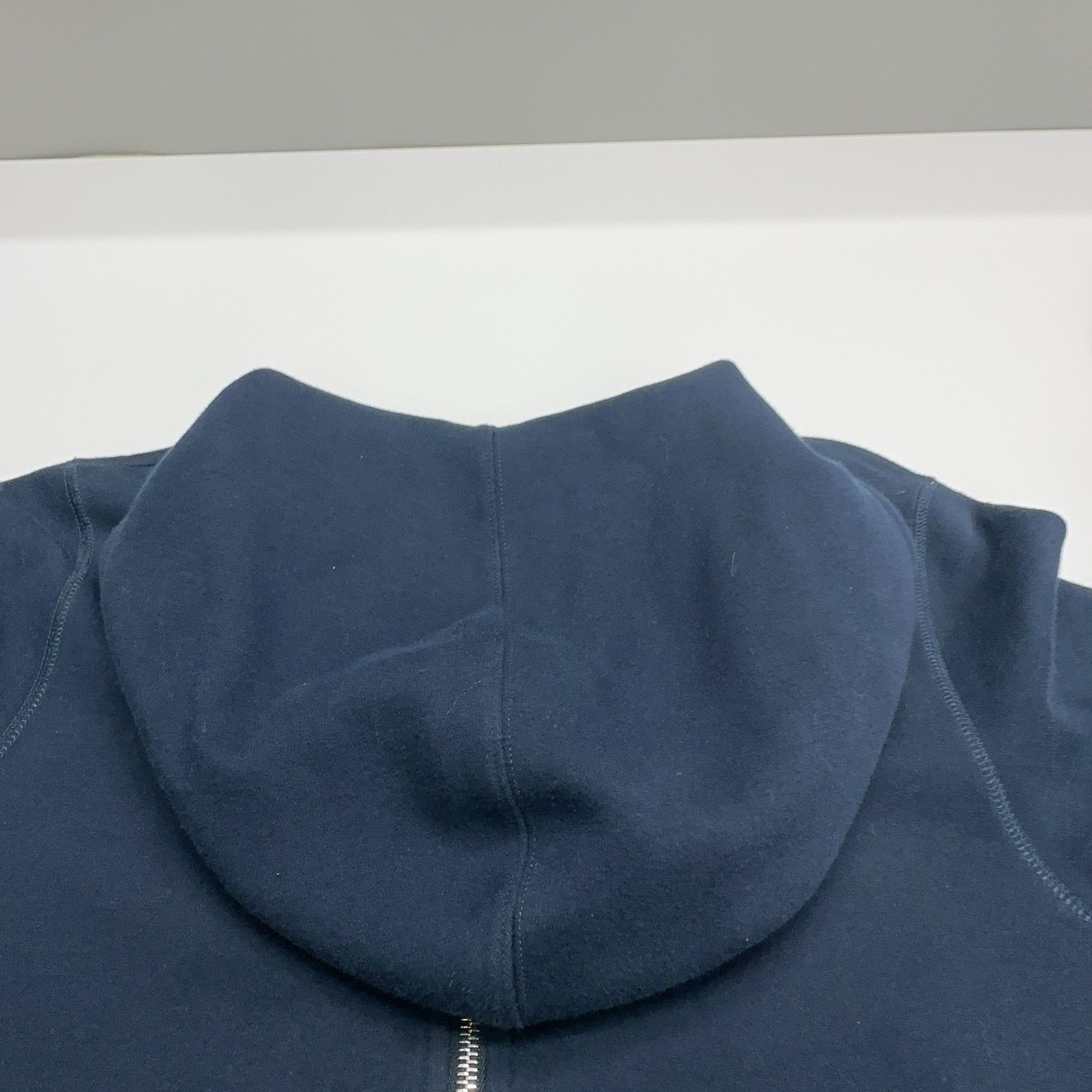 Louis Vuitton Louis Vuitton Small Logo Zip Hoodie Size S Size US S / EU 44-46 / 1 - 7 Thumbnail