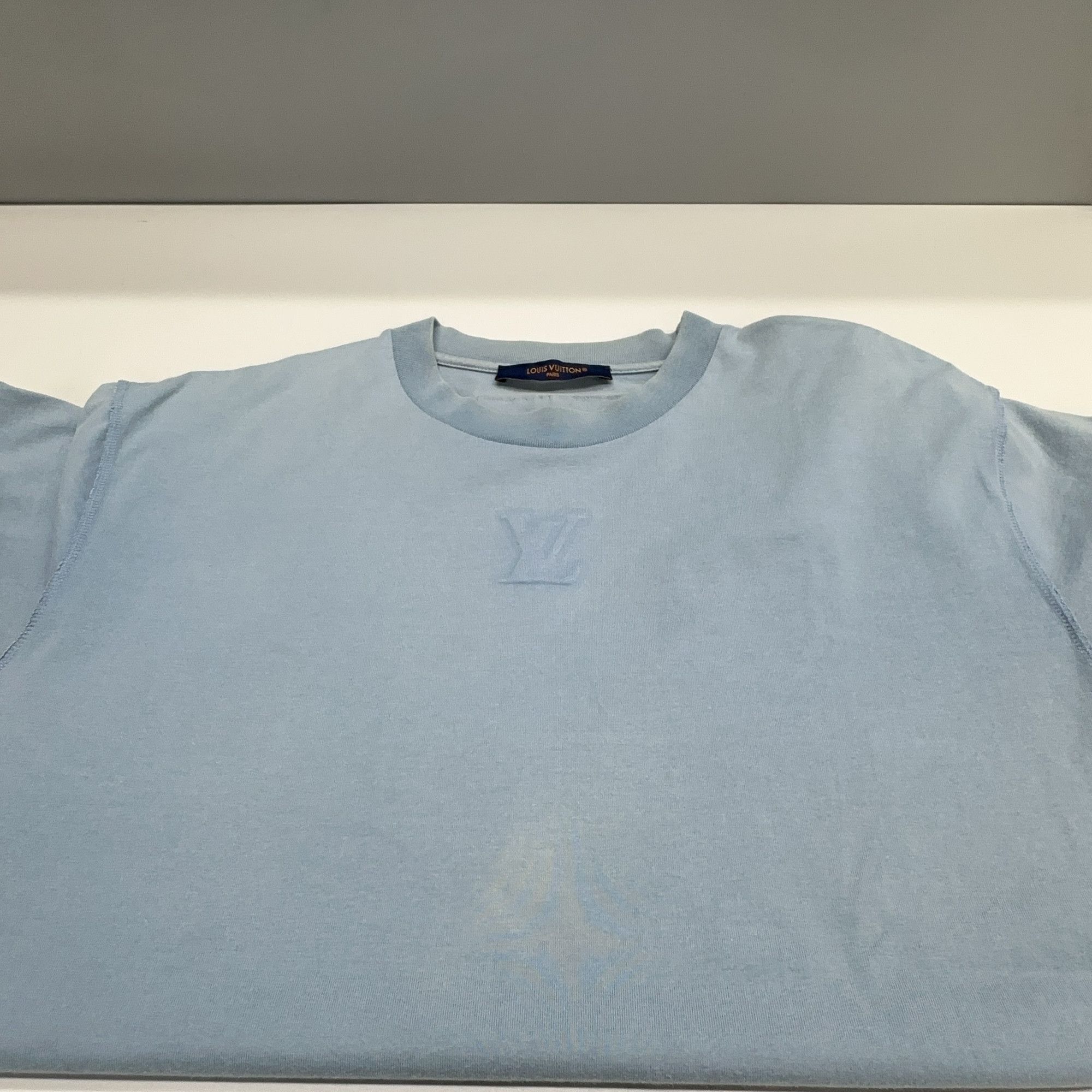 Louis Vuitton Louis Vuitton Embossed Logo T-Shirt Size S Size US S / EU 44-46 / 1 - 7 Thumbnail