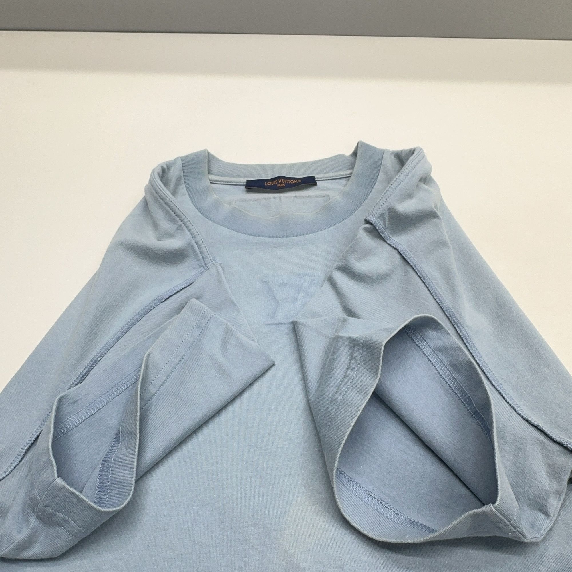 Louis Vuitton Louis Vuitton Embossed Logo T-Shirt Size S Size US S / EU 44-46 / 1 - 9 Thumbnail