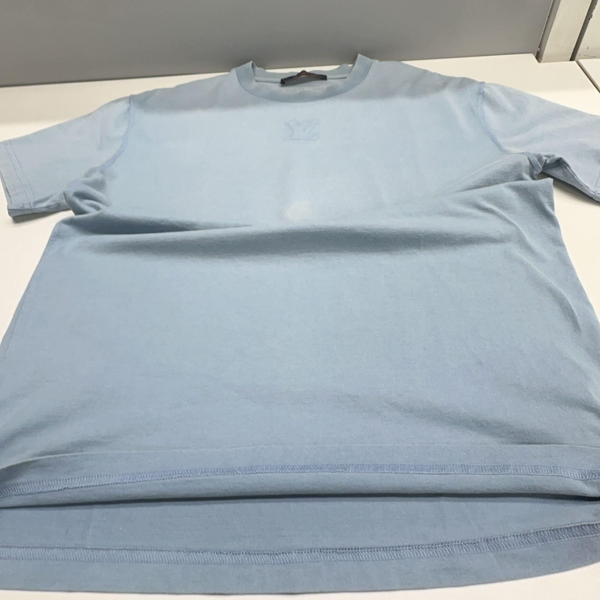 Louis Vuitton Louis Vuitton Embossed Logo T-Shirt Size S Size US S / EU 44-46 / 1 - 6 Thumbnail